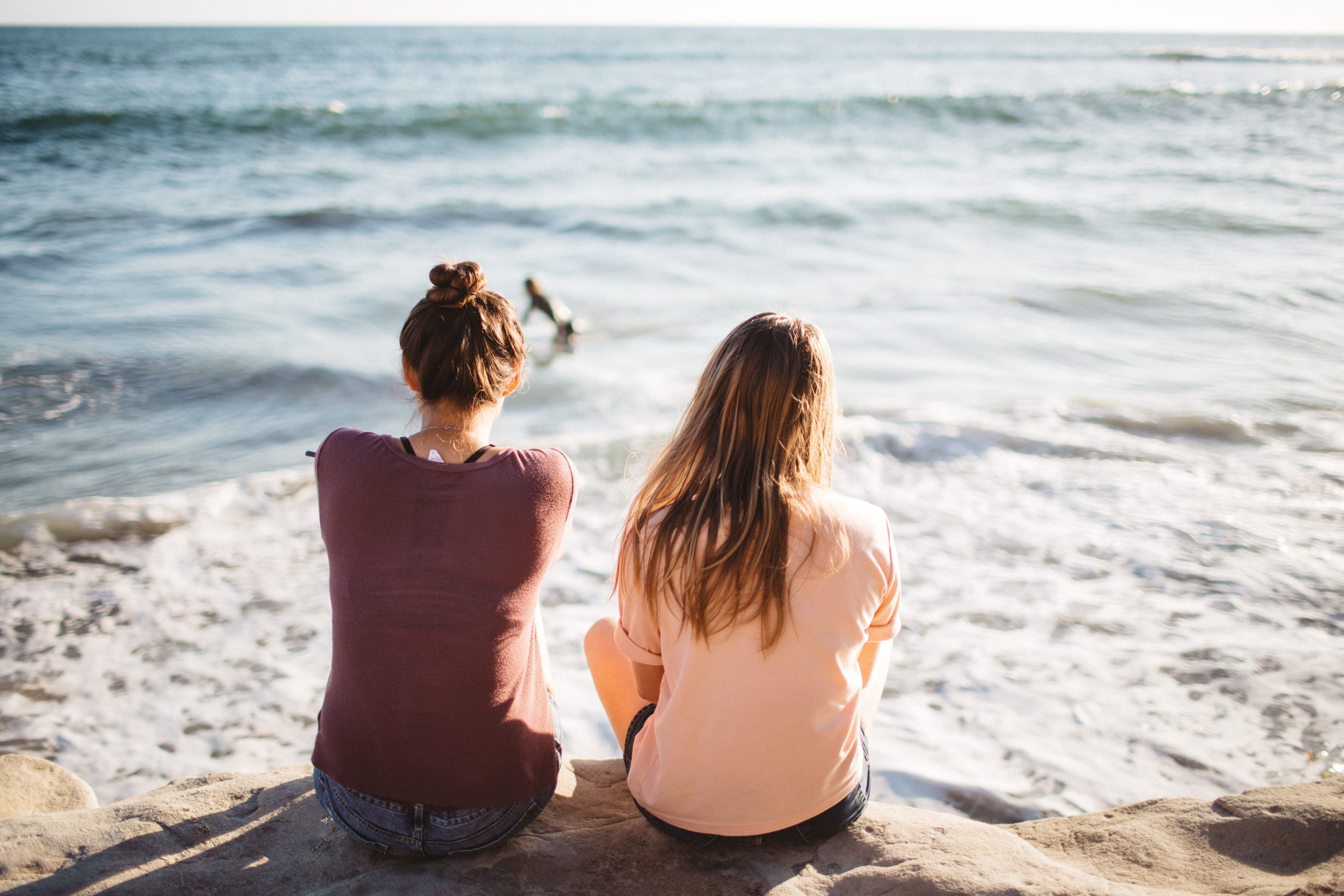 4000x2667 Wallpaper / rear view, bonding, sitting, two, sun, best friend, cliff, women, two people, positive emotion, back, hairstyle, looking, bright, water, lemonade, cute free download