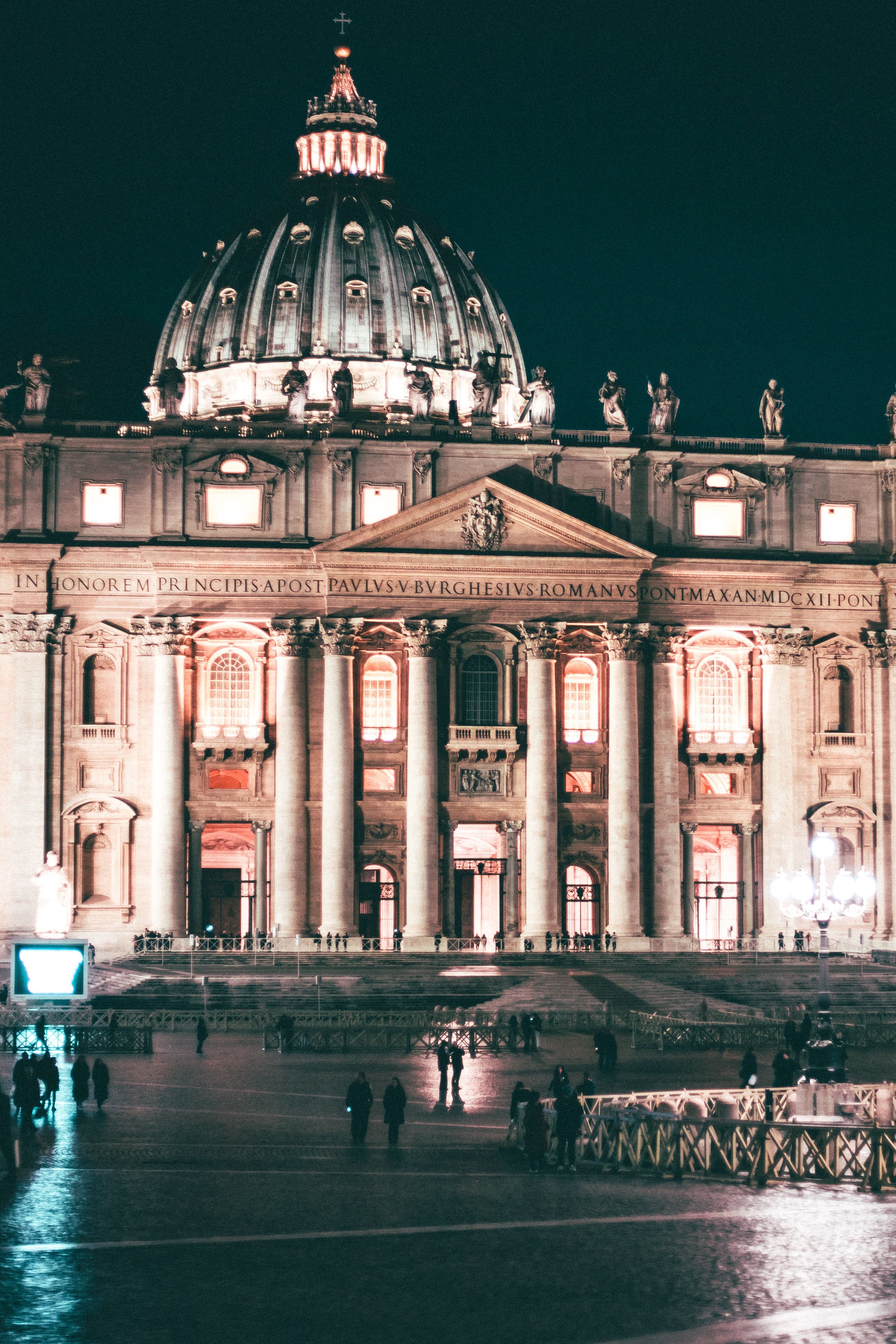 2754x4131 St Peter's Basilica · Free