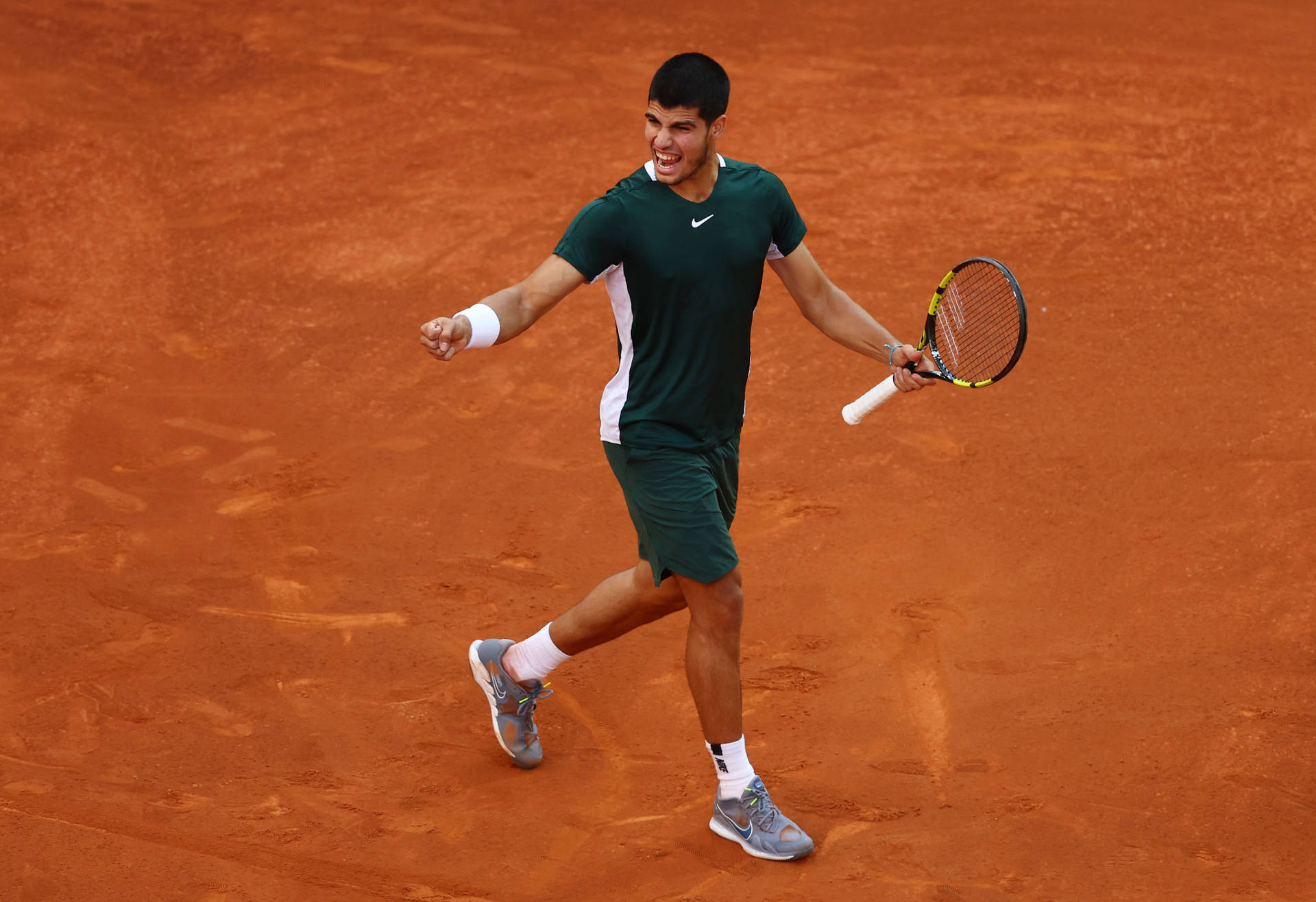 1920x1316 Download Emerging tennis sensation, Carlos Alcaraz in action Wallpaper