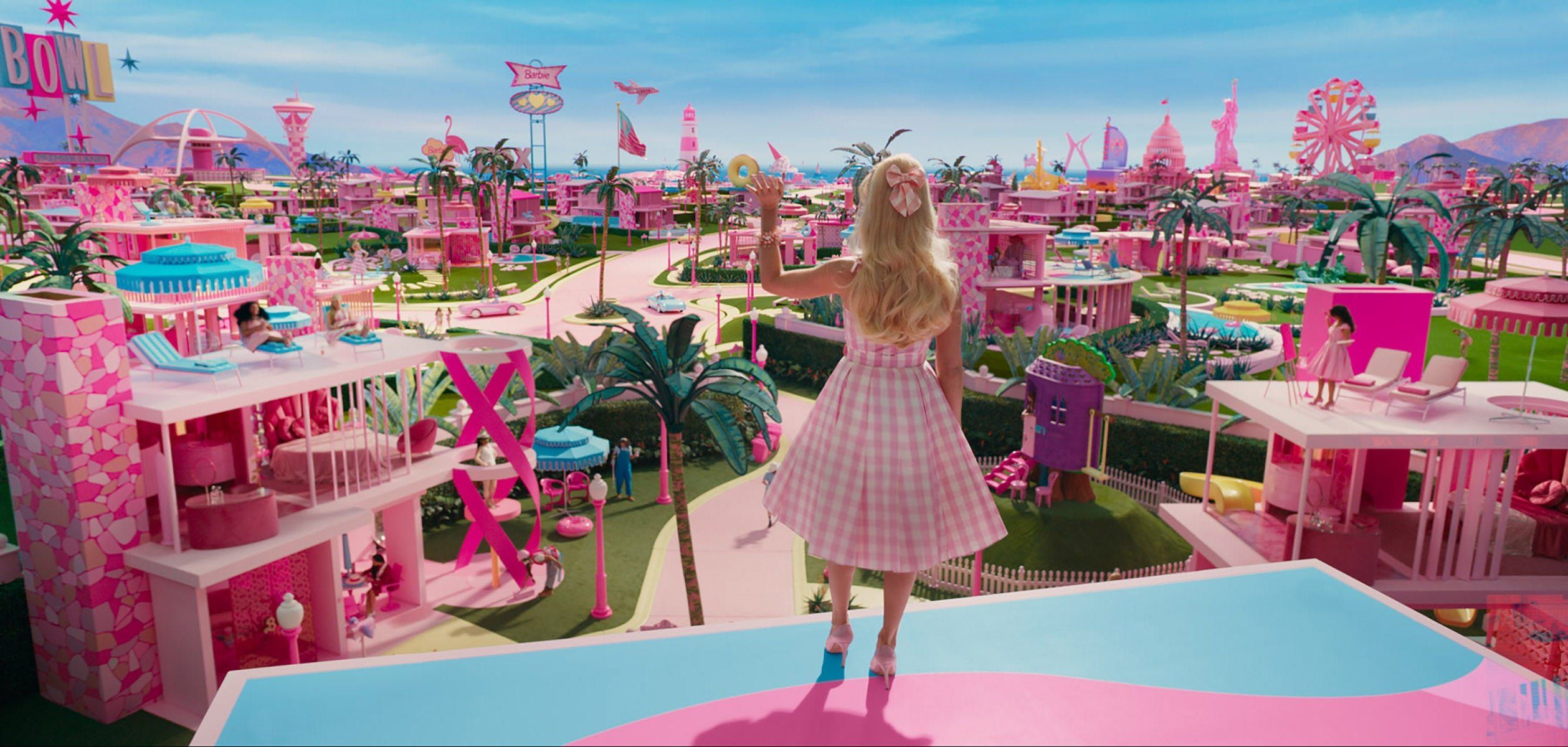2517x1200 Barbie Wallpaper