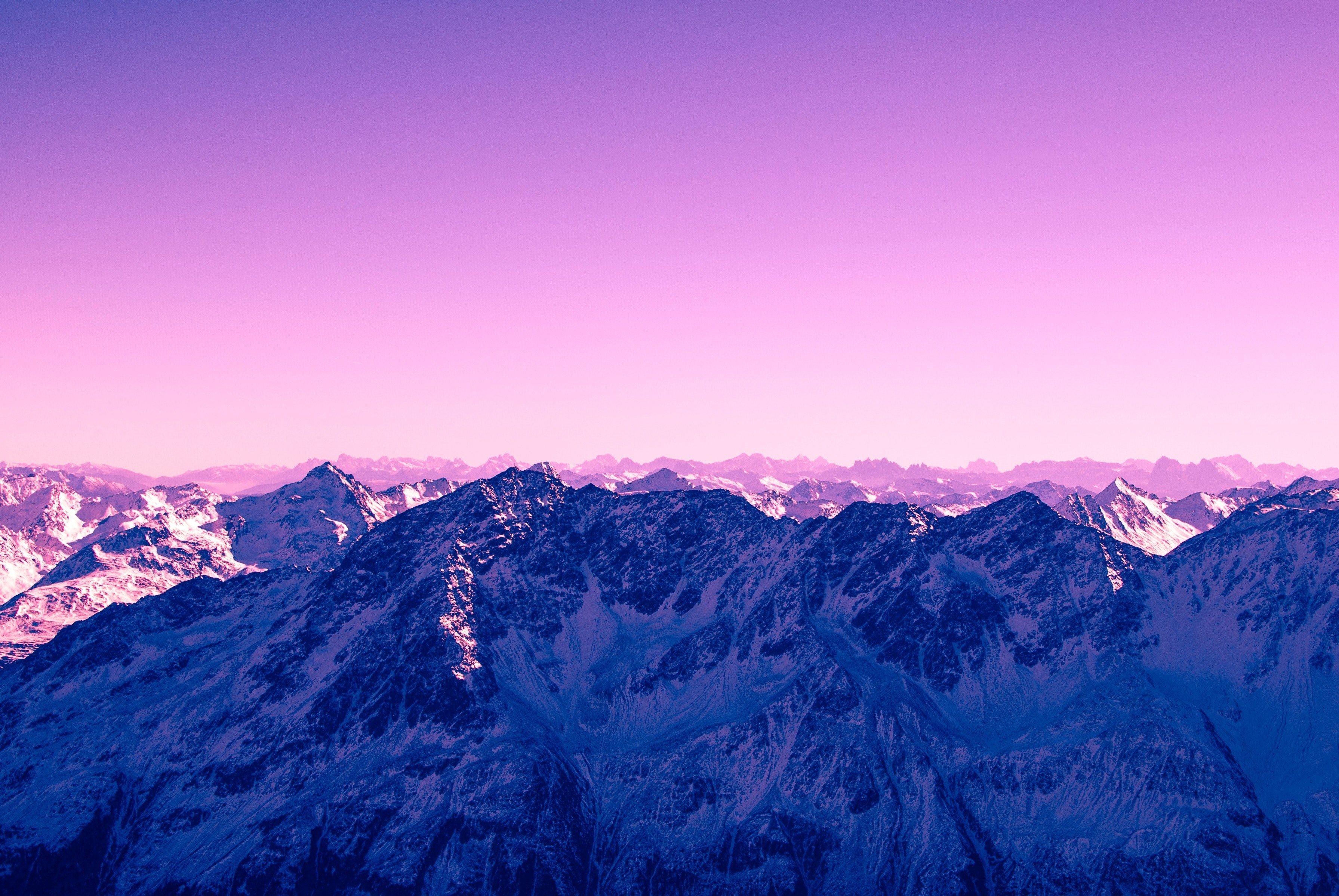 3582x2398 bầu trời có màu hồng trên những ngọn núi cao có tuyết phủ trong bầu trời màu hồng