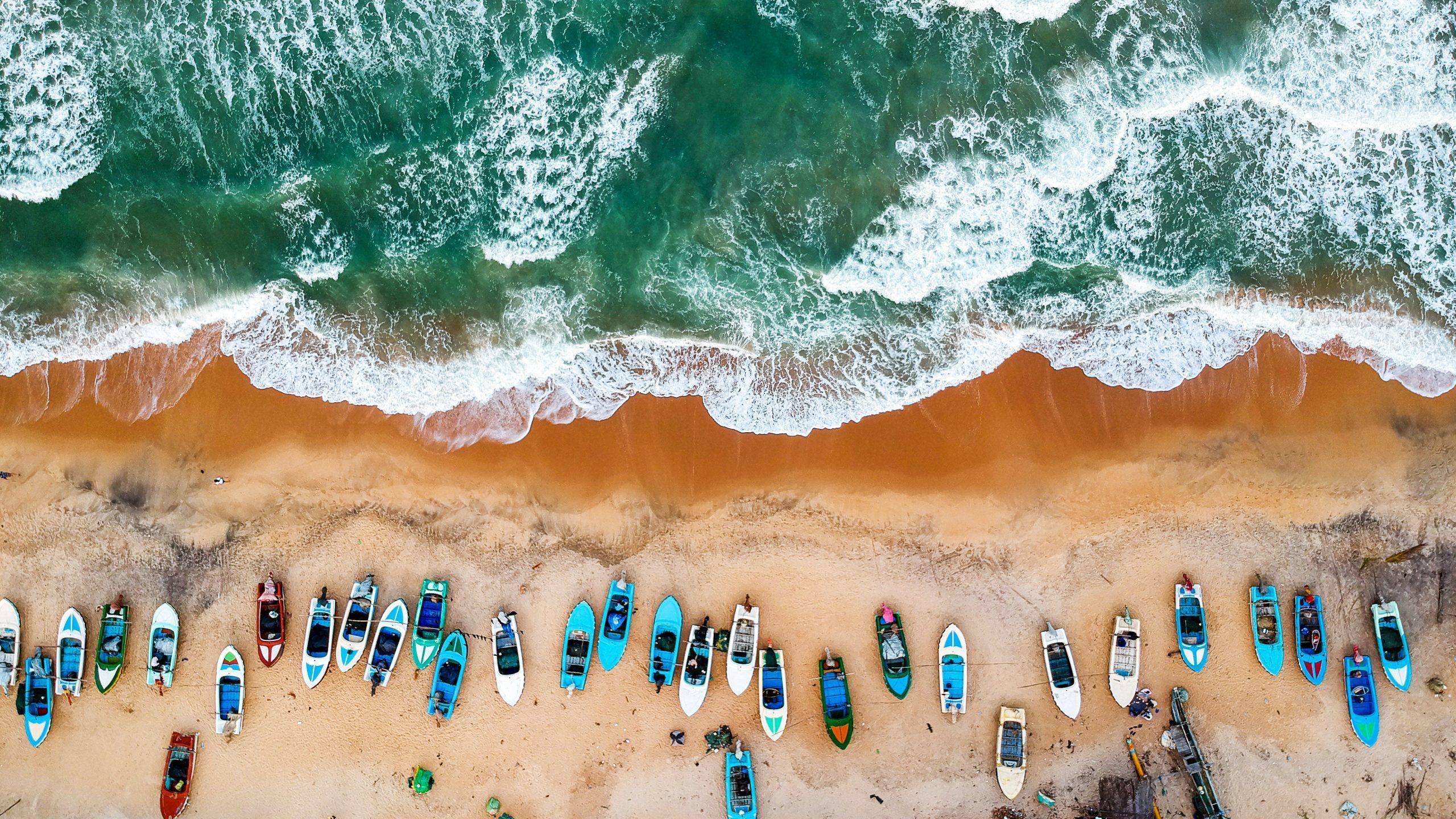 2560x1440 Small boats and great waves at Arugam Bay, Sri Lanka