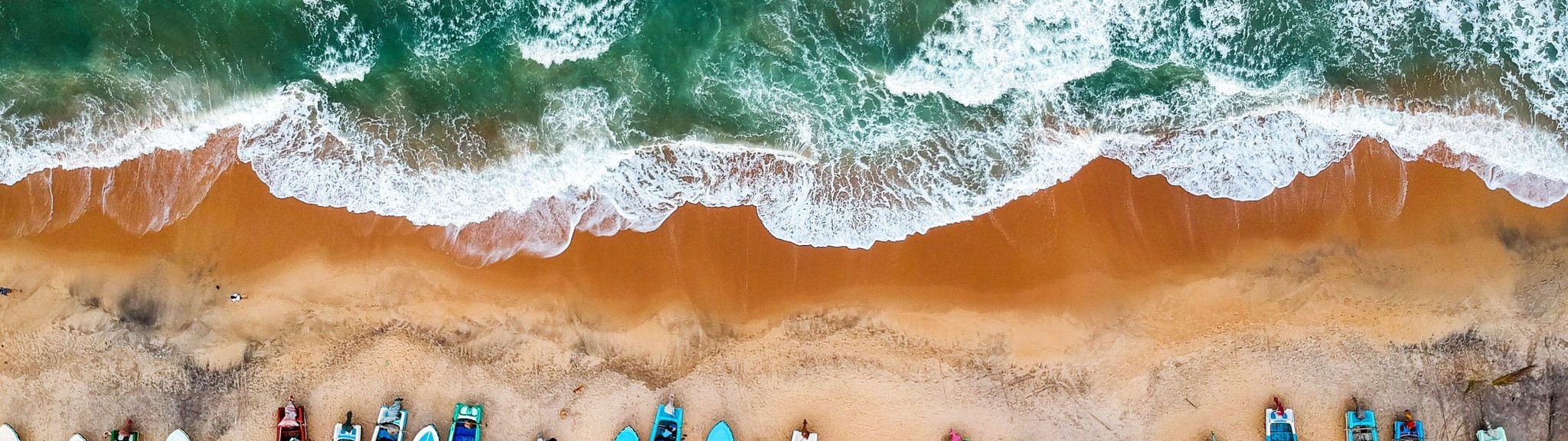 2048x576 Small boats and great waves at Arugam Bay, Sri Lanka