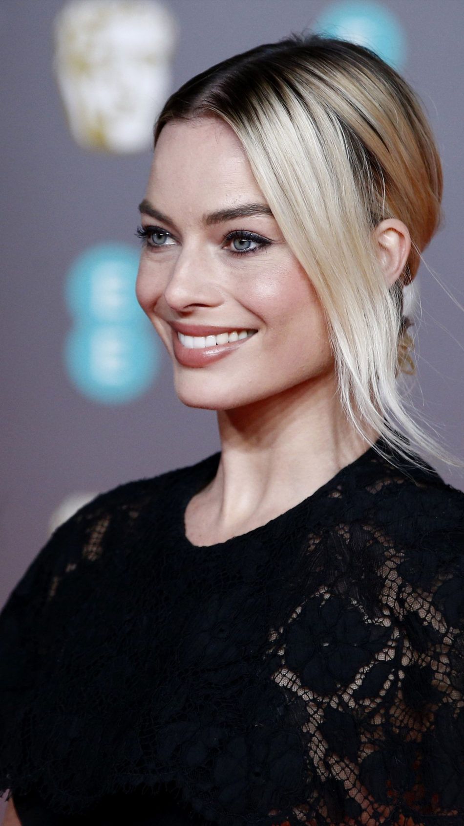 950x1689 Margot Robbie At Live Show 4K Ultra HD Mobile Wallpaper