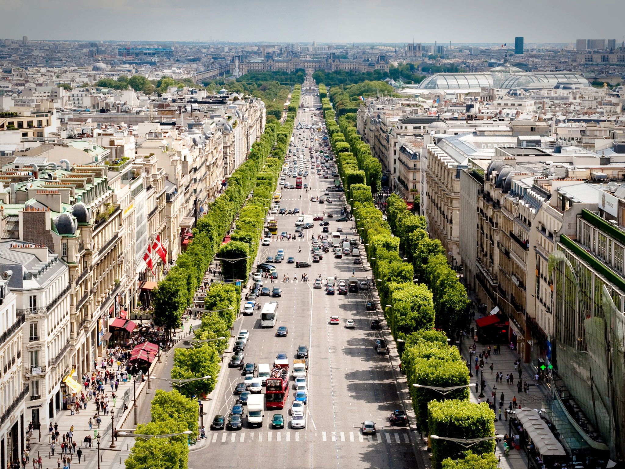 2048x1536 Best Places to Go Shopping on the Champs-Élysées