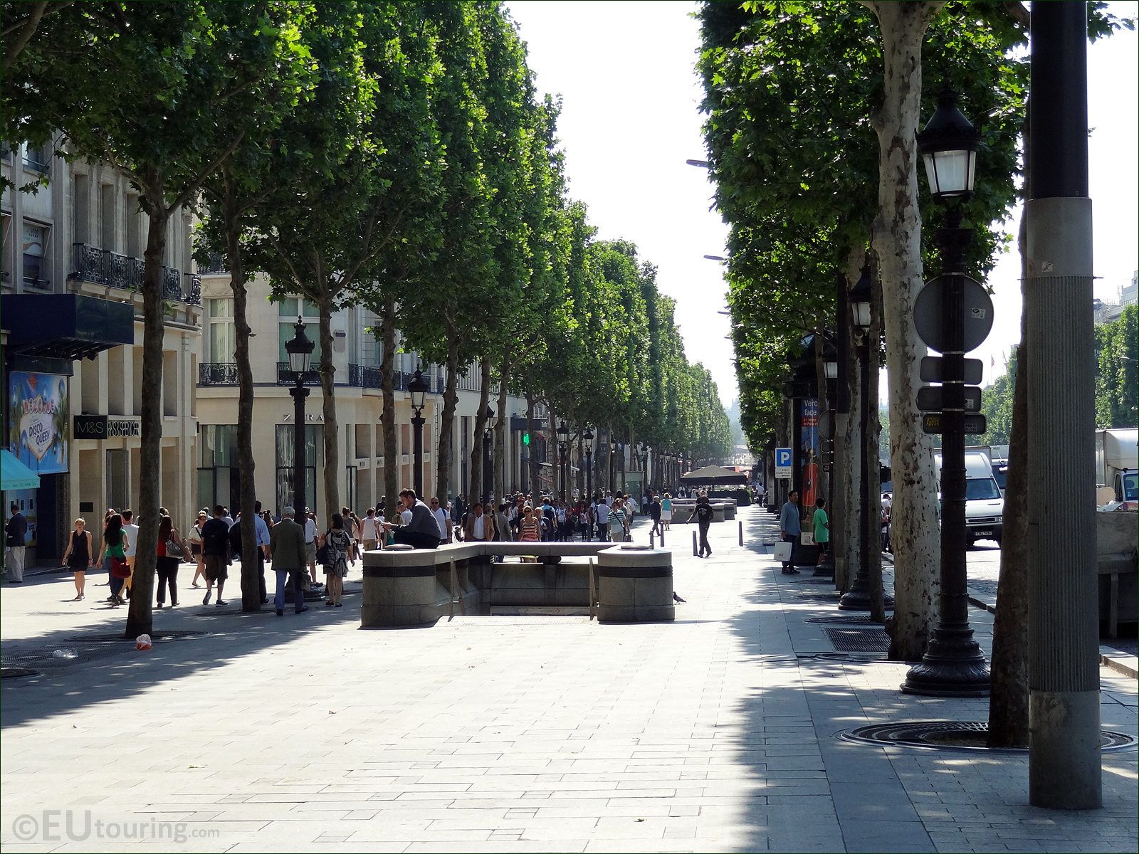 1600x1200 HD photo of Avenue des Champs Elysees in Paris France