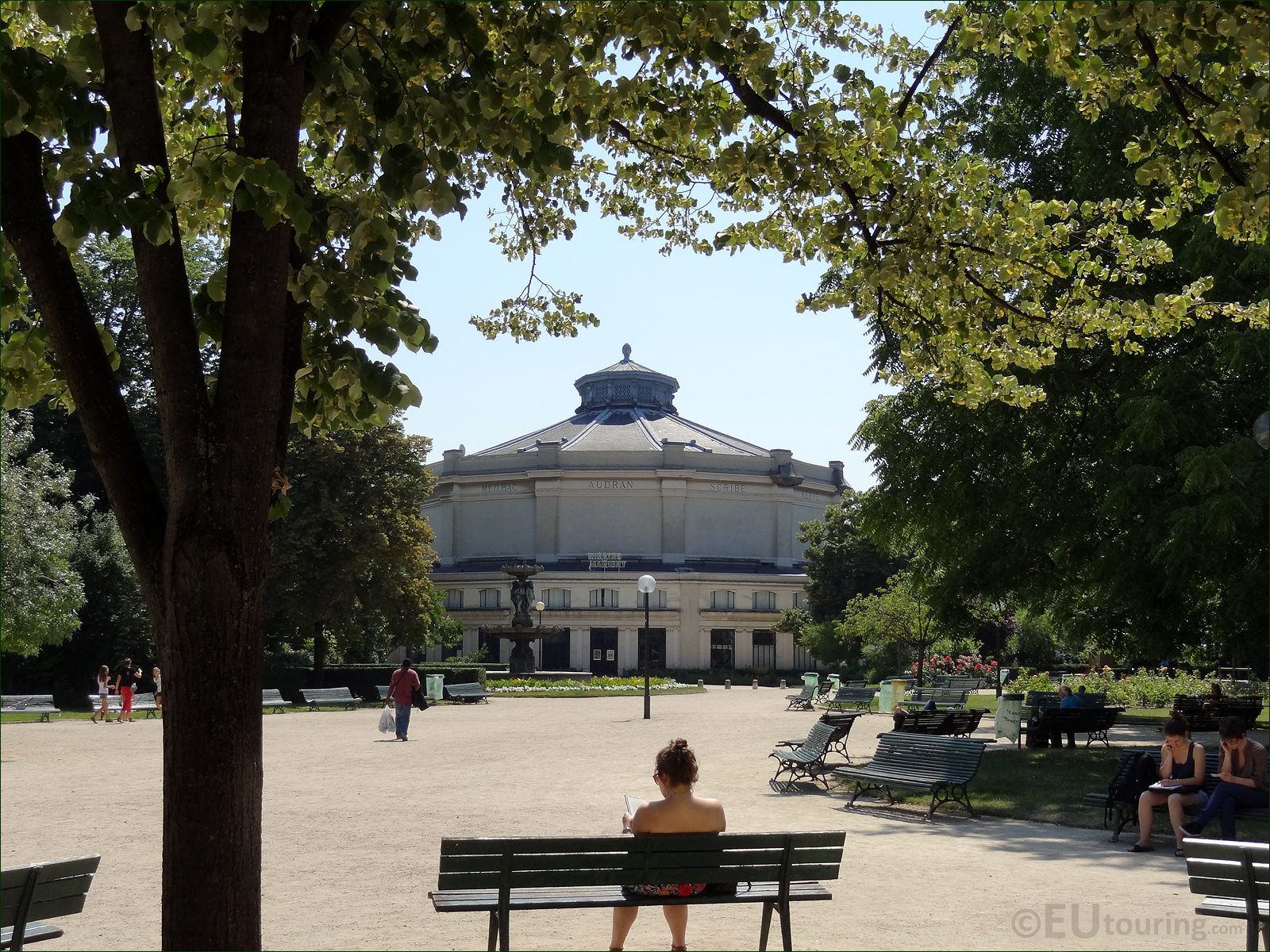 1600x1200 HD Photo of Jardins des Champs Elysees in Paris