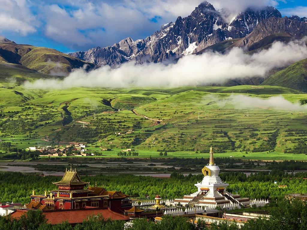 1024x768 Tibetan Buddhist Stupa, Ganzi, Sichuan, China HD Wallpaper