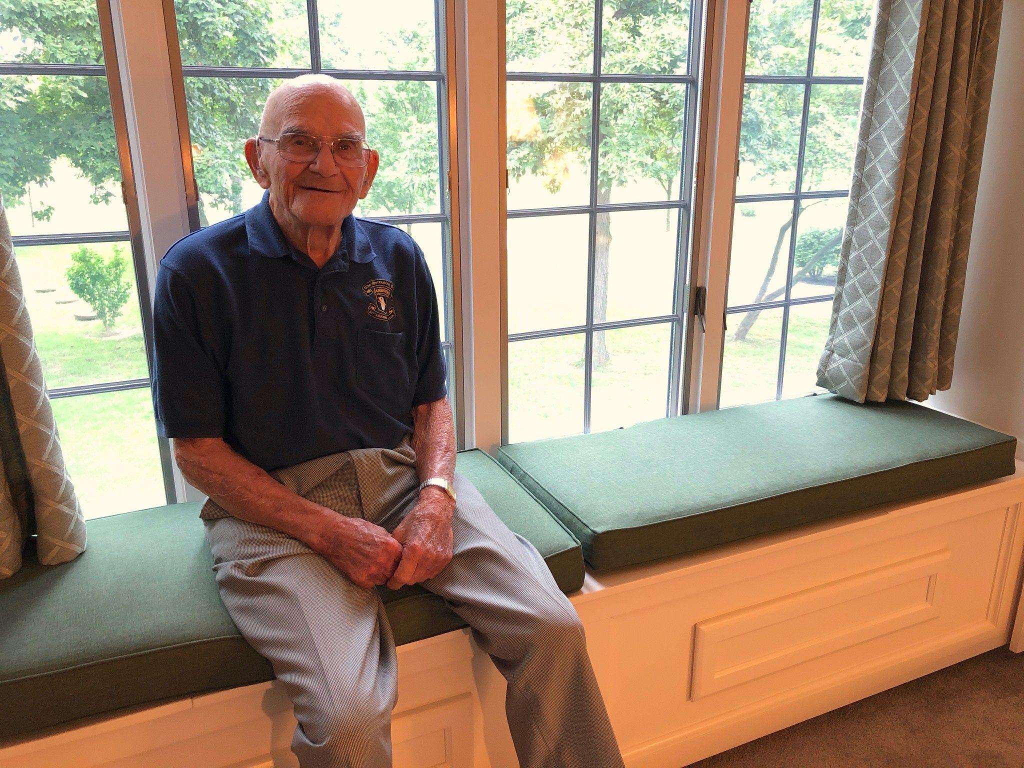 2048x1536 At 94 Years, WWII Paratrooper Plays The Guitar Again War Media
