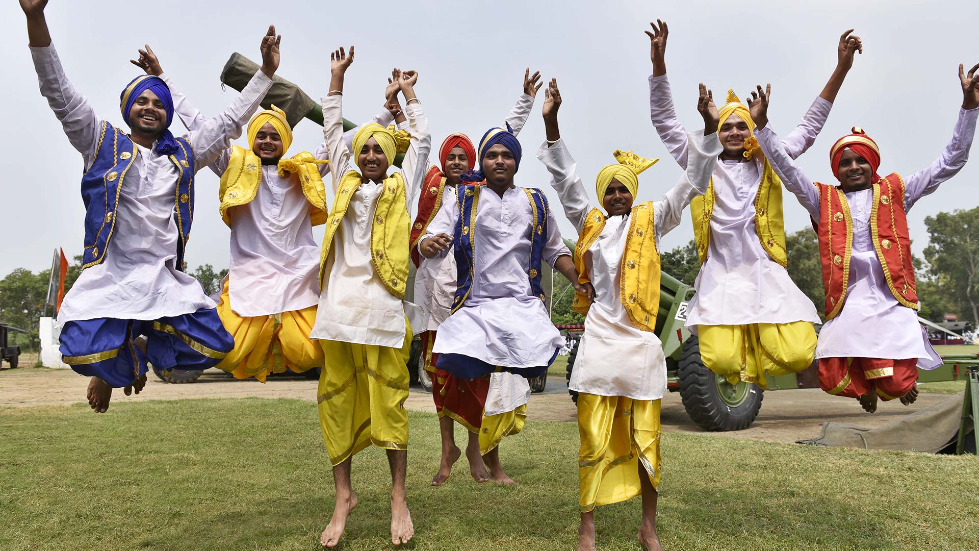 1920x1080 Bhangra at a basketball game? Yes, it really did happen! [WATCH]