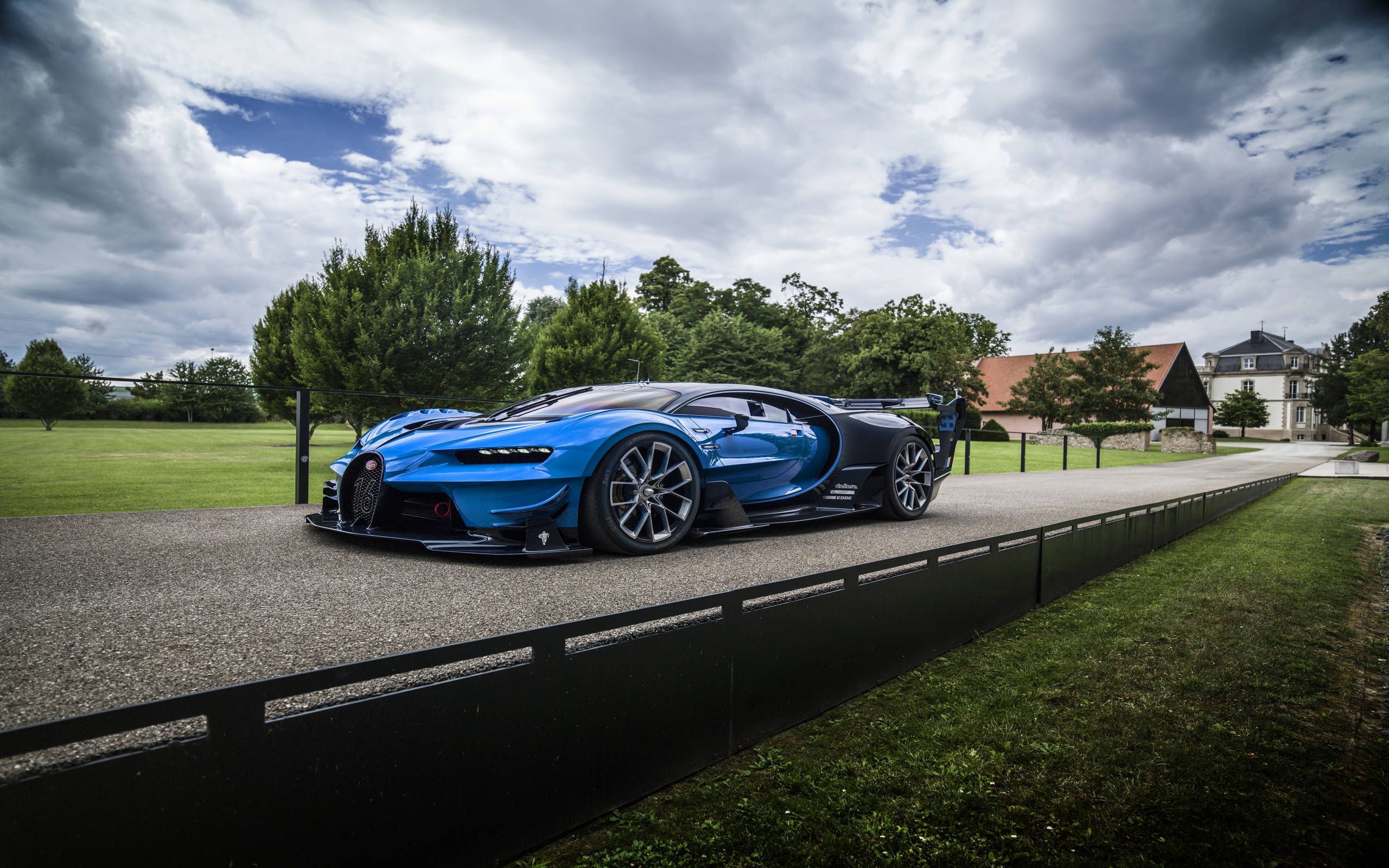 2560x1600 Bugatti Chiron and Vision Gran Turismo, together at last in Monterey