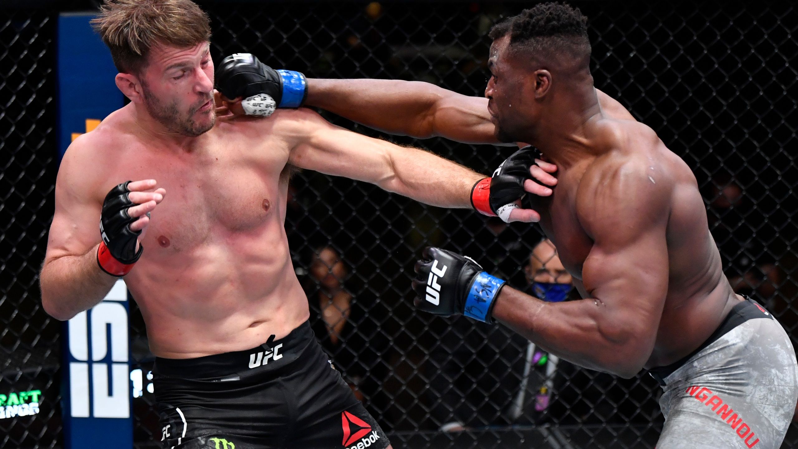 2560x1440 Francis Ngannou stops local champion Stipe Miocic, claims UFC heavyweight title