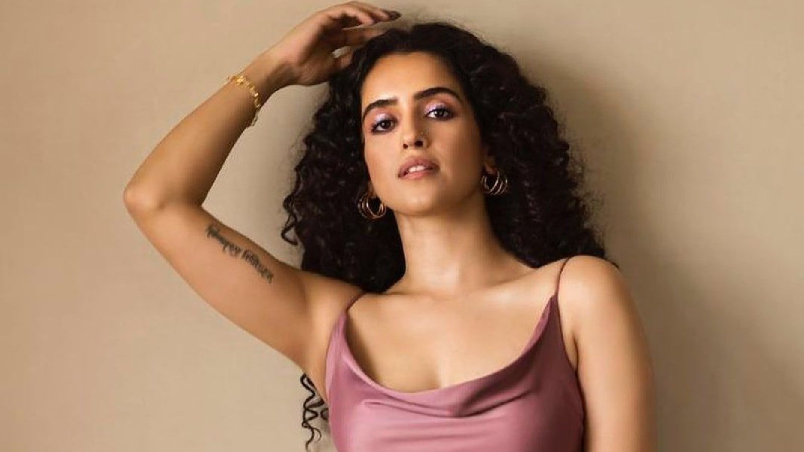 1600x900 Celebrity workout: Sanya Malhotra performs weightlifting