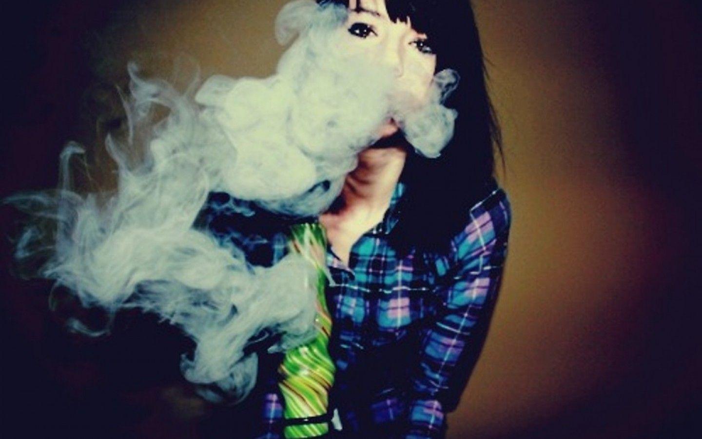 Nasty babe запах ее темных волос. Ганджа Смокин. Девушка курит. Курящая девушка. Девушка в дыму.
