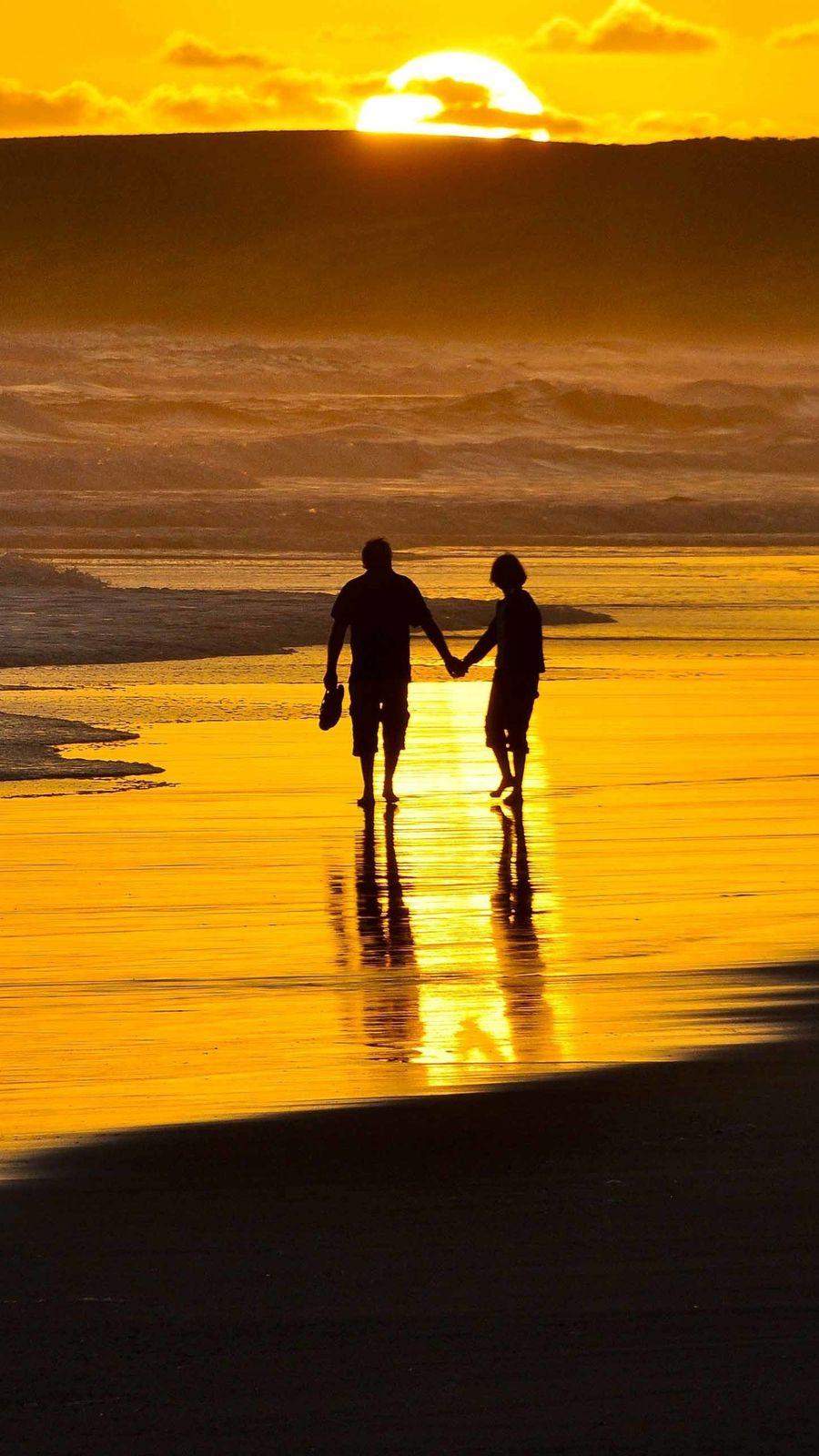 900x1600 Couple Holding Hands On Beach IPhone Wallpaper. IPhone Wallpaper