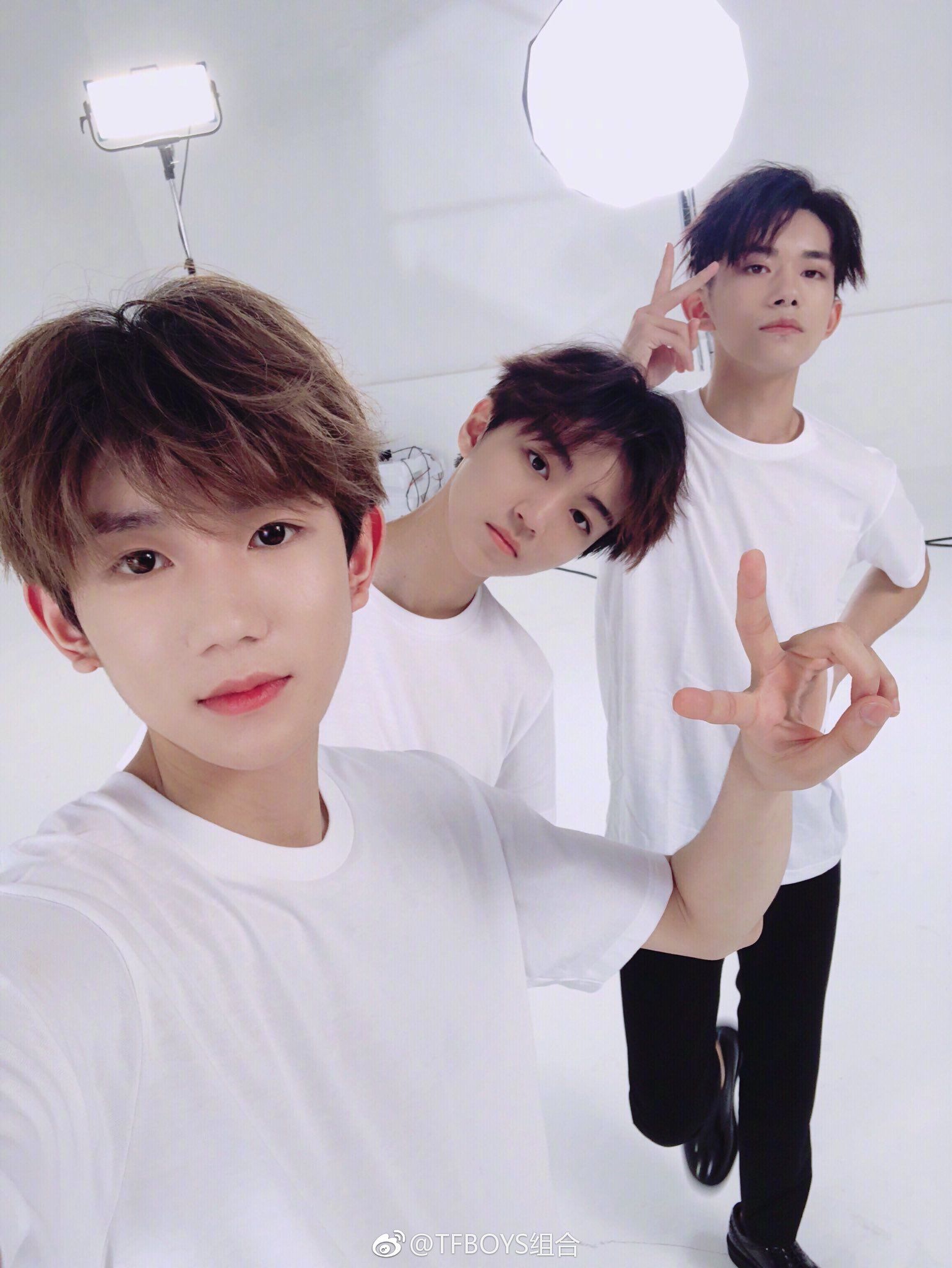1538x2048 تويتر \ cdrama tweets على تويتر: #TFBOYS update with a selfie for their fifth anniversary! #WangJunkai, #WangYuan and #YiYangQianXi also unveiled their wax figurines earlier today in Shanghai's Madame Tussauds!