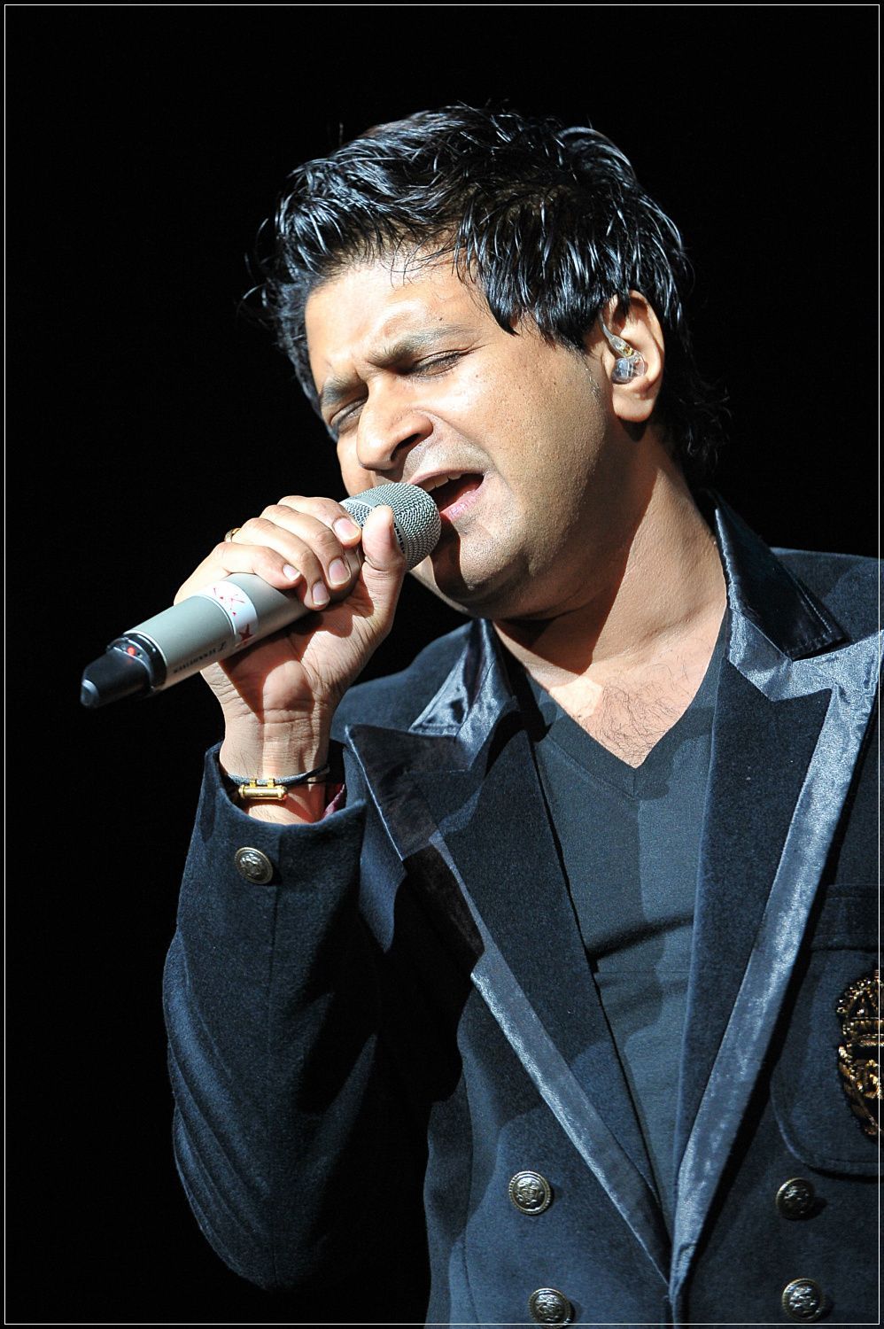 998x1500 Krishnakumar Kunnath. Celebrity facts, Singer, Romantic couple poses