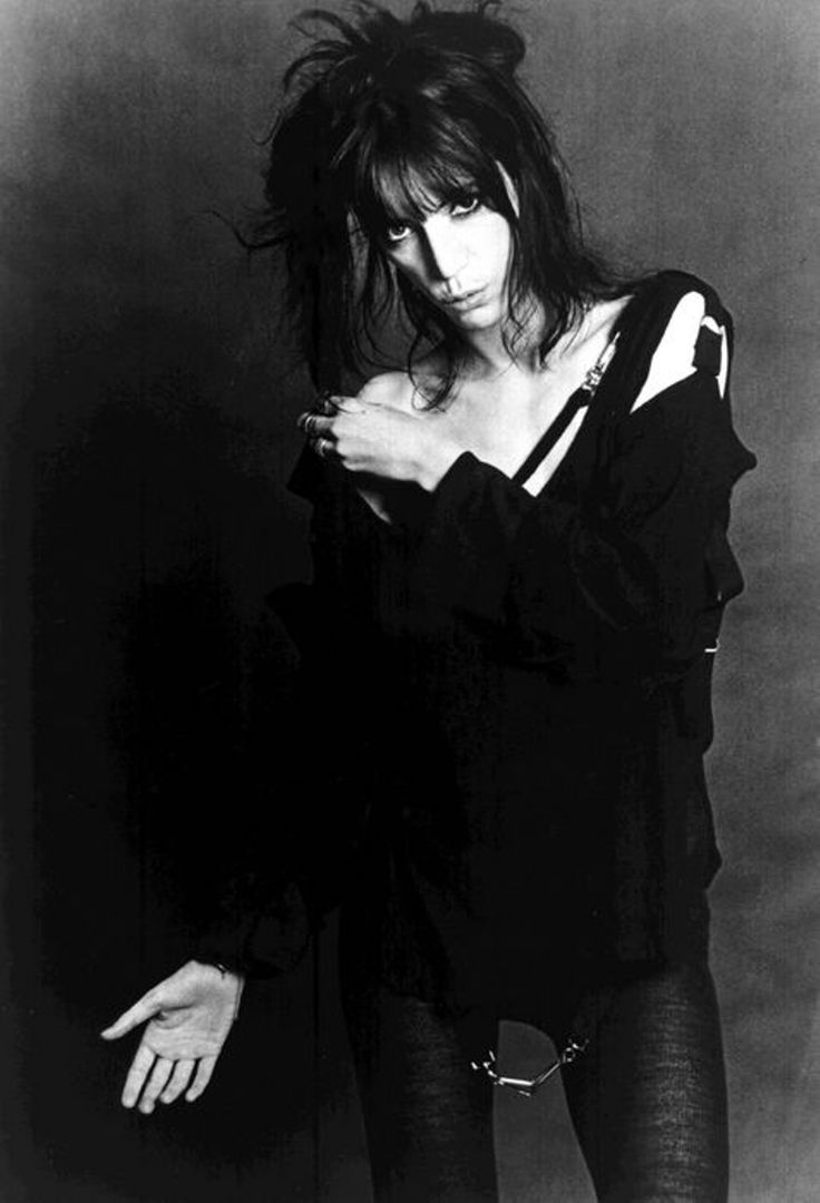 736x1080 A line: Patti Smith // Style Inspiration. Patti smith, Robert mapplethorpe, Lynn goldsmith