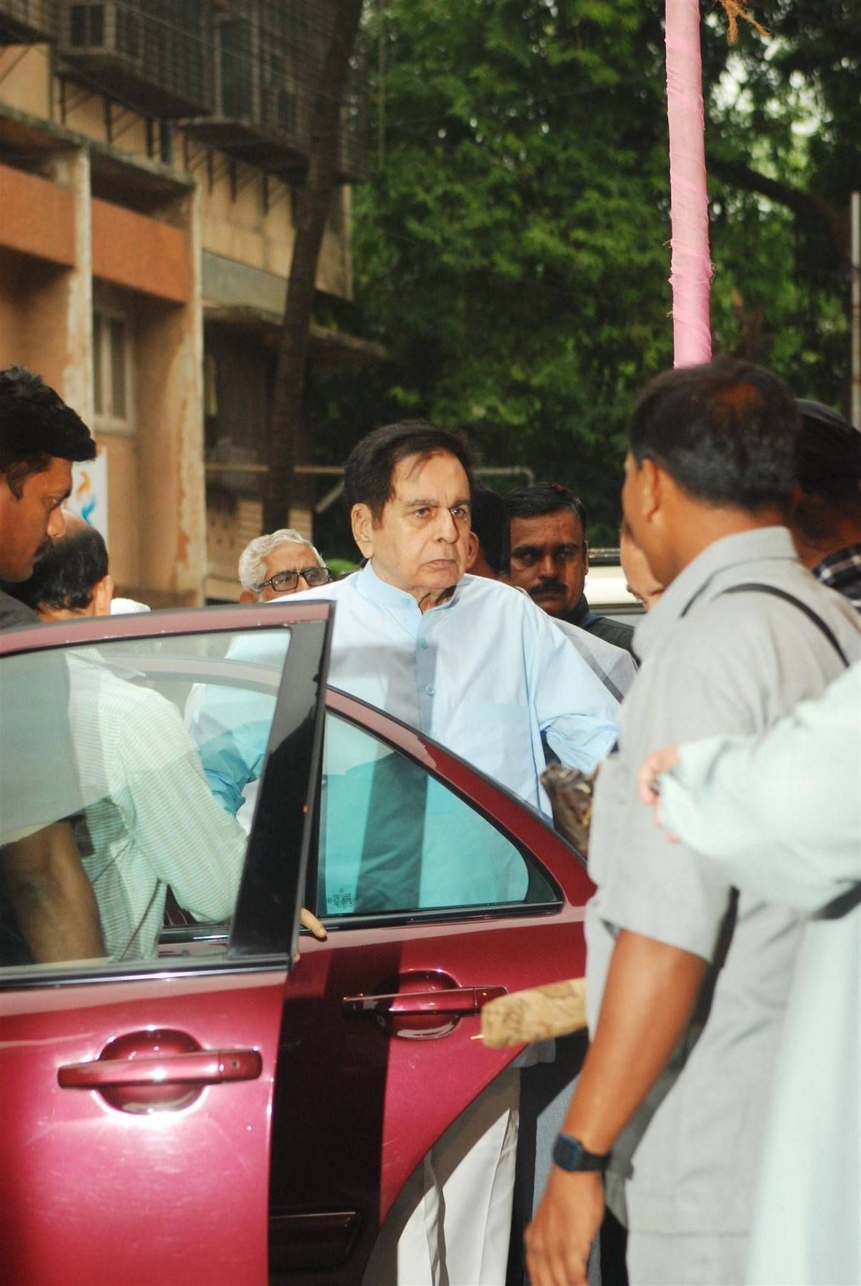 1205x1800 Download Dilip Kumar Stepping Out Of Car Wallpaper