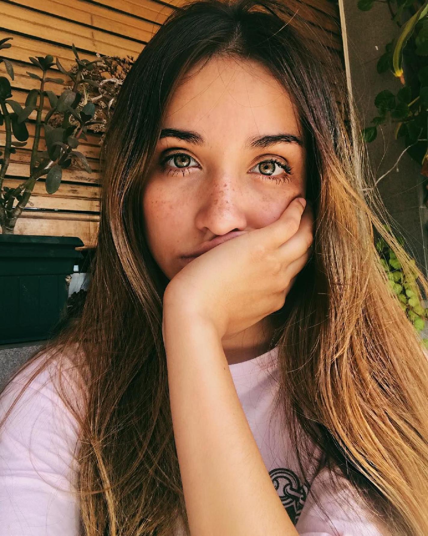 1424x1780 Maria Becerra Wallpaper
