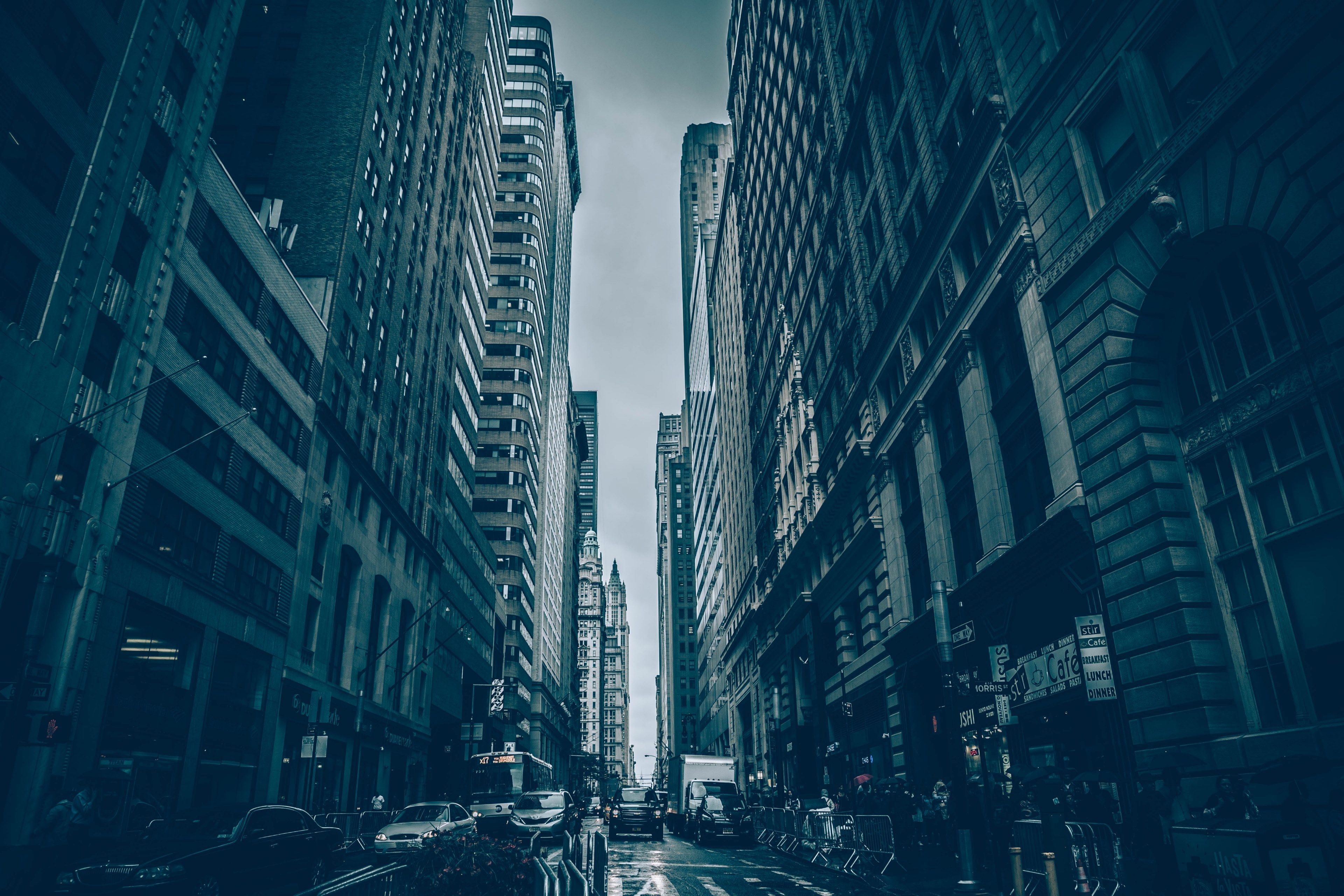 3840x2560 Wallpaper / a gloomy shot of a narrow city street on a cloudy day, bleak city street 4k wallpaper free download