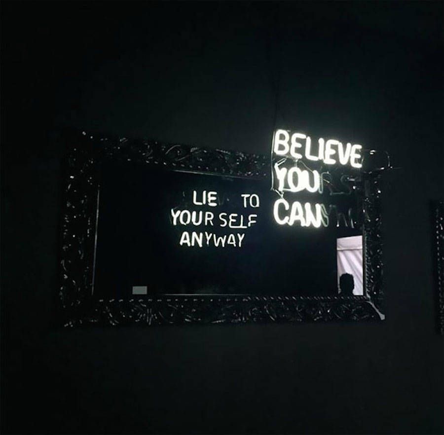 900x882 Camilo Matiz : le miroir de la réalité / série de sculptures Here Not There. Neon quotes, Mirror reflection, Neon words