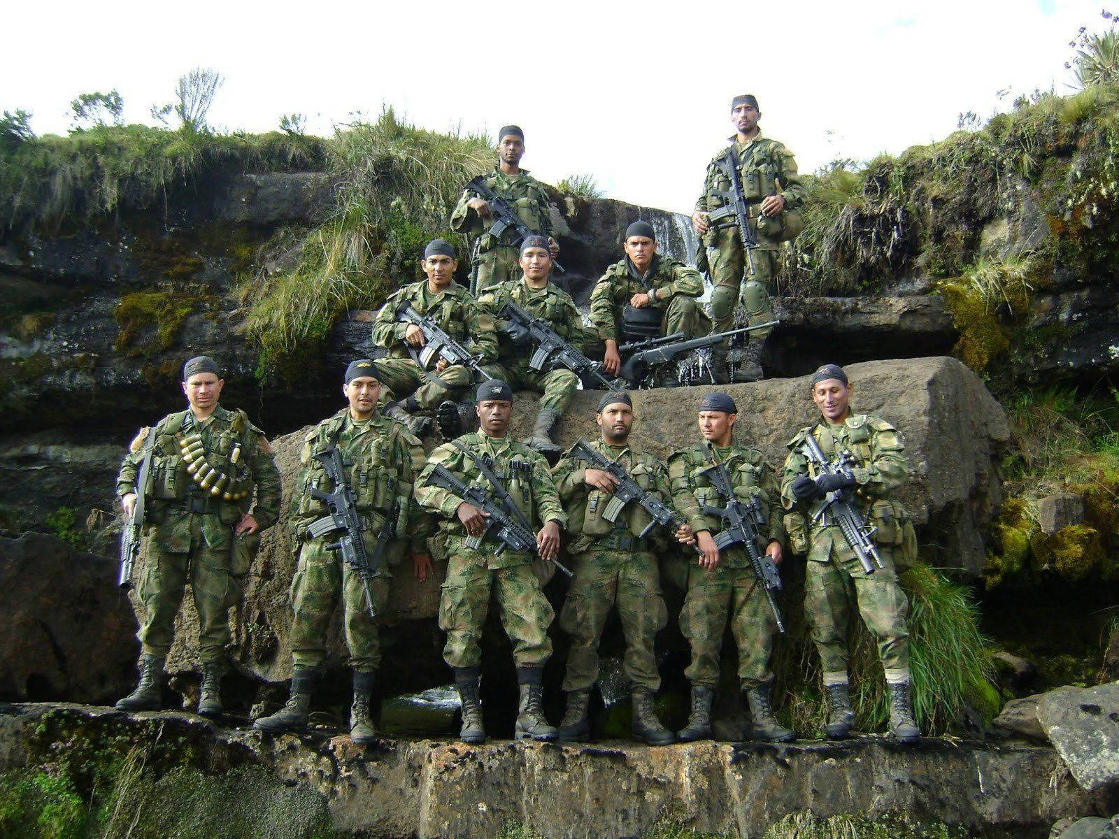 1600x1200 Download Para Commandos Posing Wallpaper
