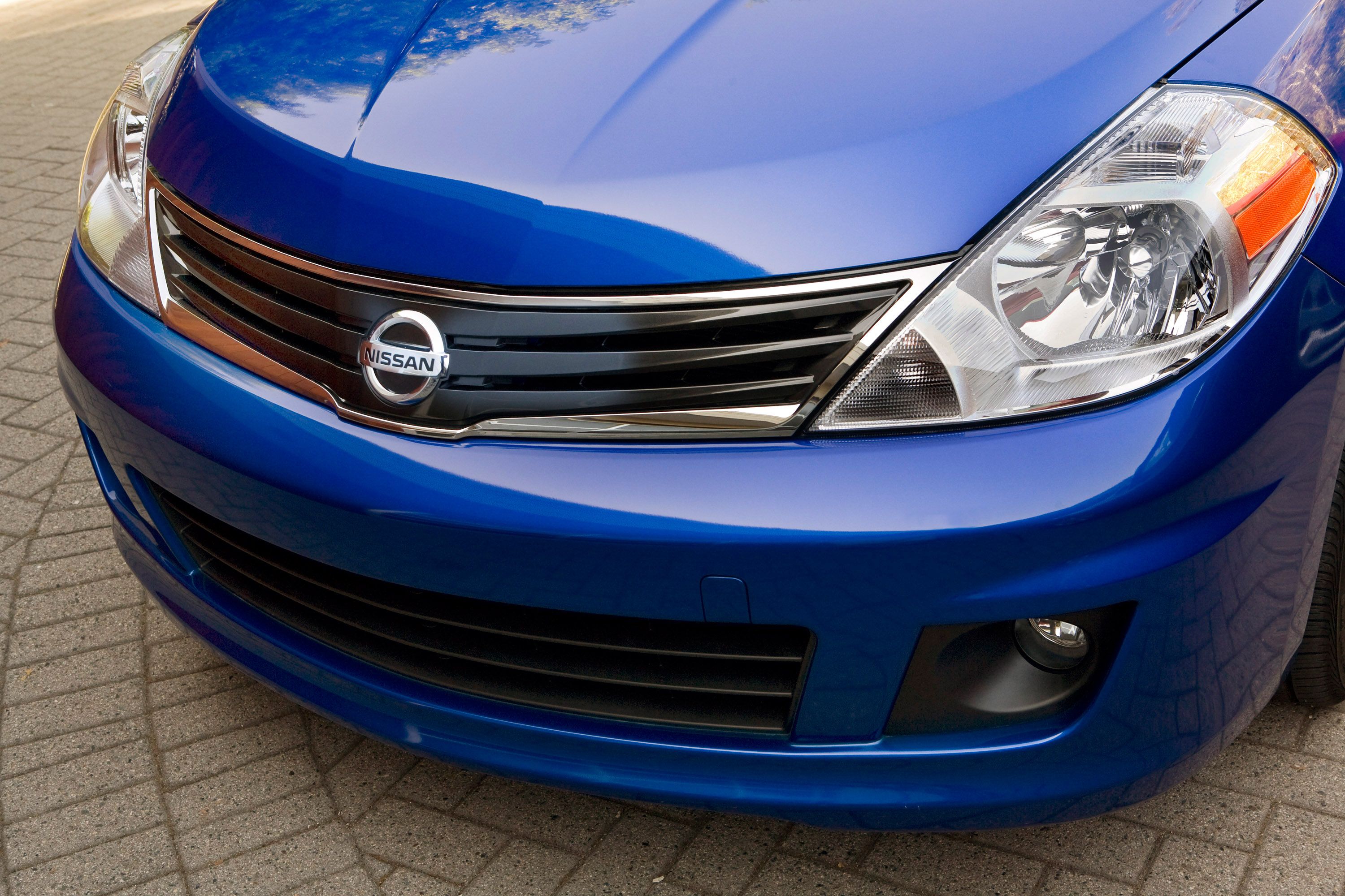 3000x2000 Nissan Versa (2010) 5 of 35