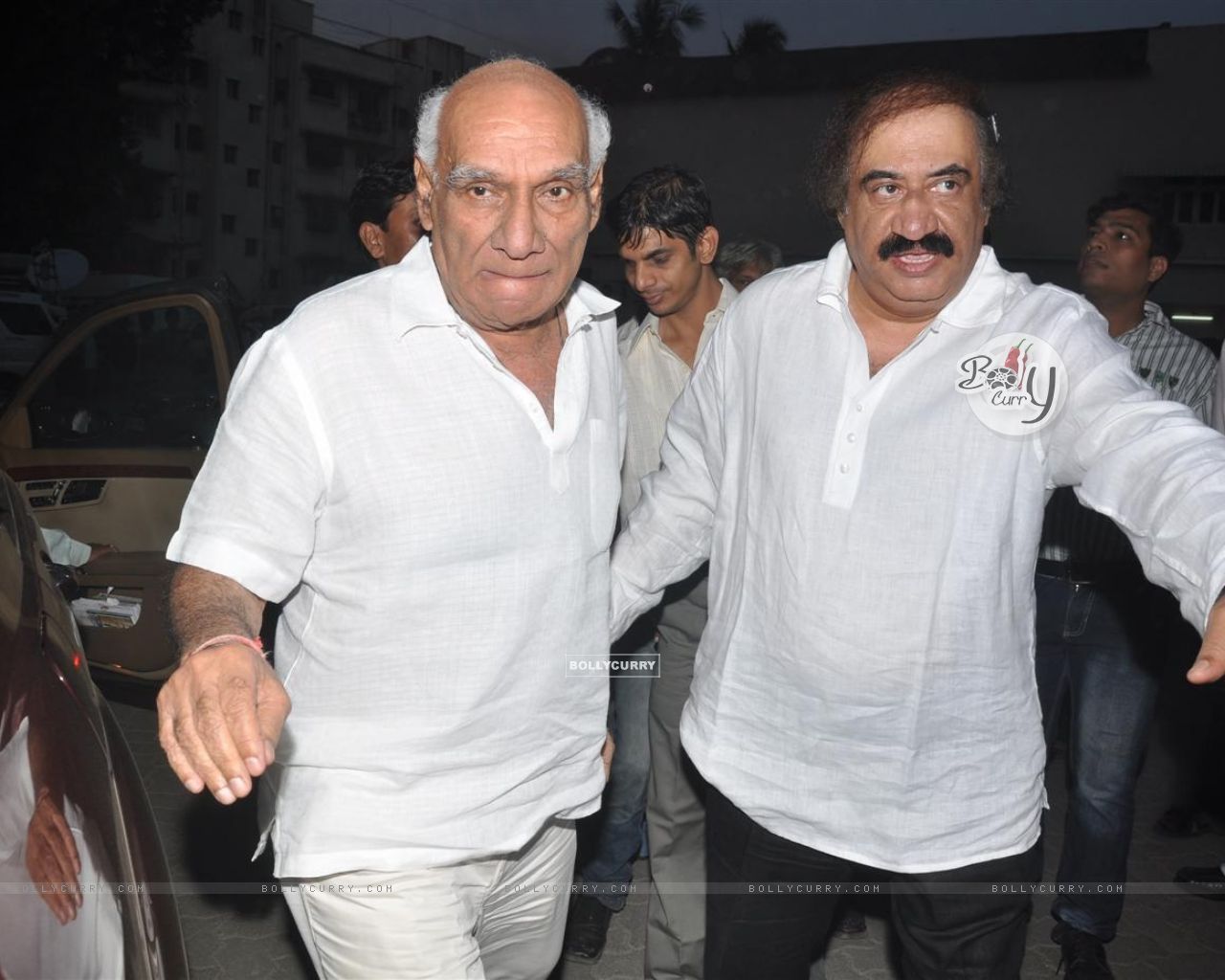 1280x1024 Wallpaper Chopra pays respect at Dev Anand's prayer meet at Mehboob studio size:1280x1024