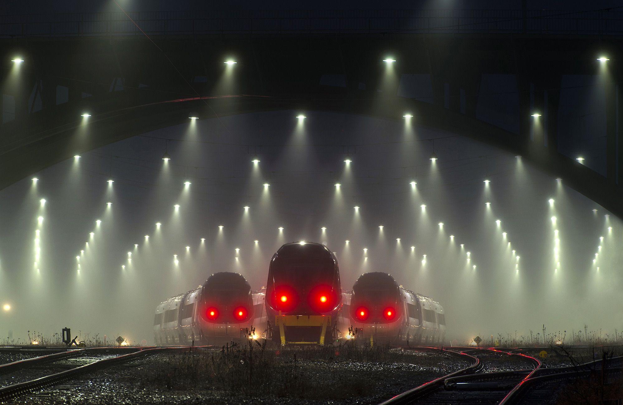 2000x1300 Can anyone make a 7680x1440 wallpaper out of this image?