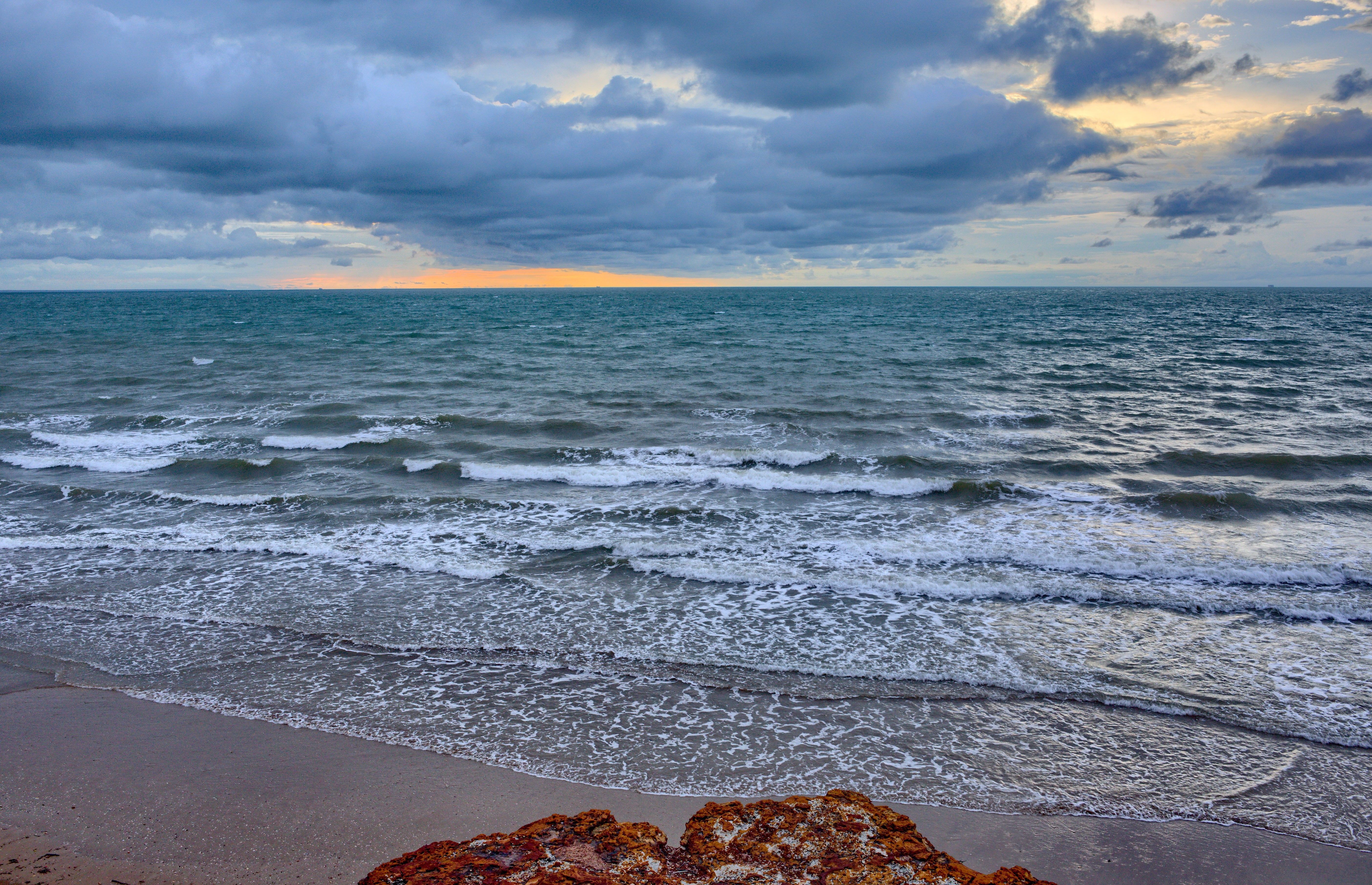5615x3624 Wallpaper / coastline, cloudy, nature, summer, ocean, beach, wave, sky, gray, waves, sunset, 5K, scenics, sea, water, hammering, cloud, seashore free download