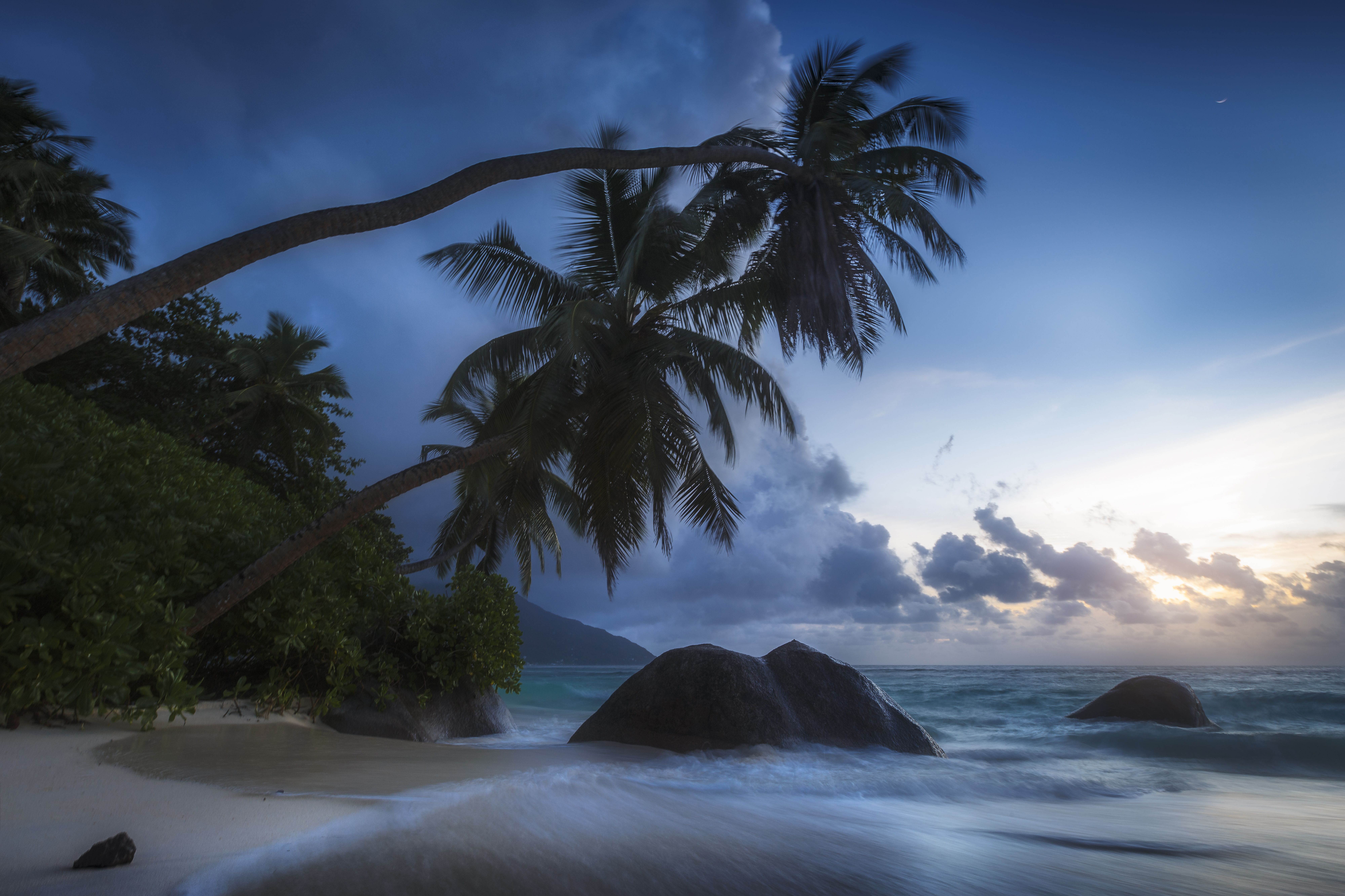 8000x5333 Cloudy Beach in Seychelles