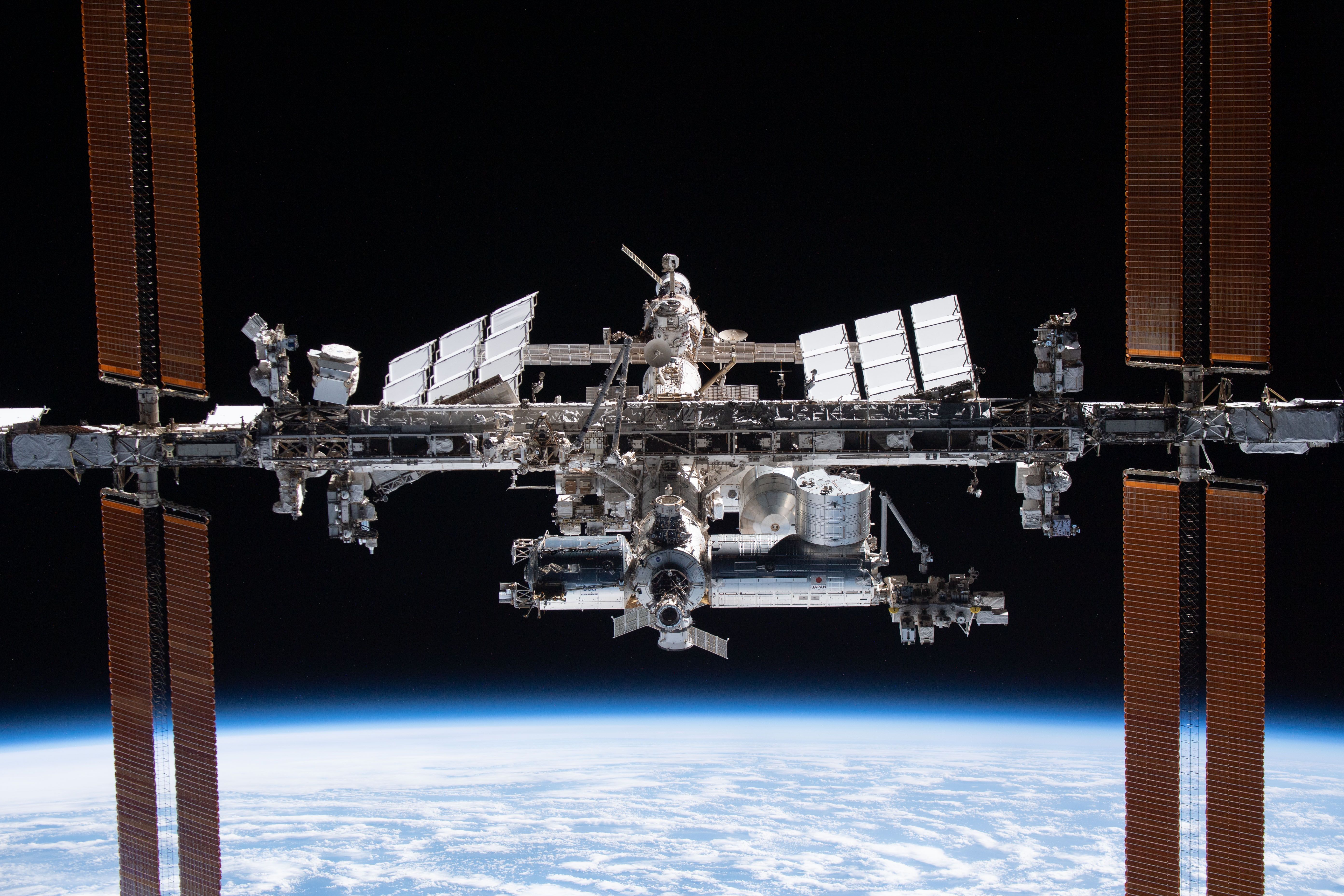 5568x3712 The station pictured from the SpaceX Crew Dragon