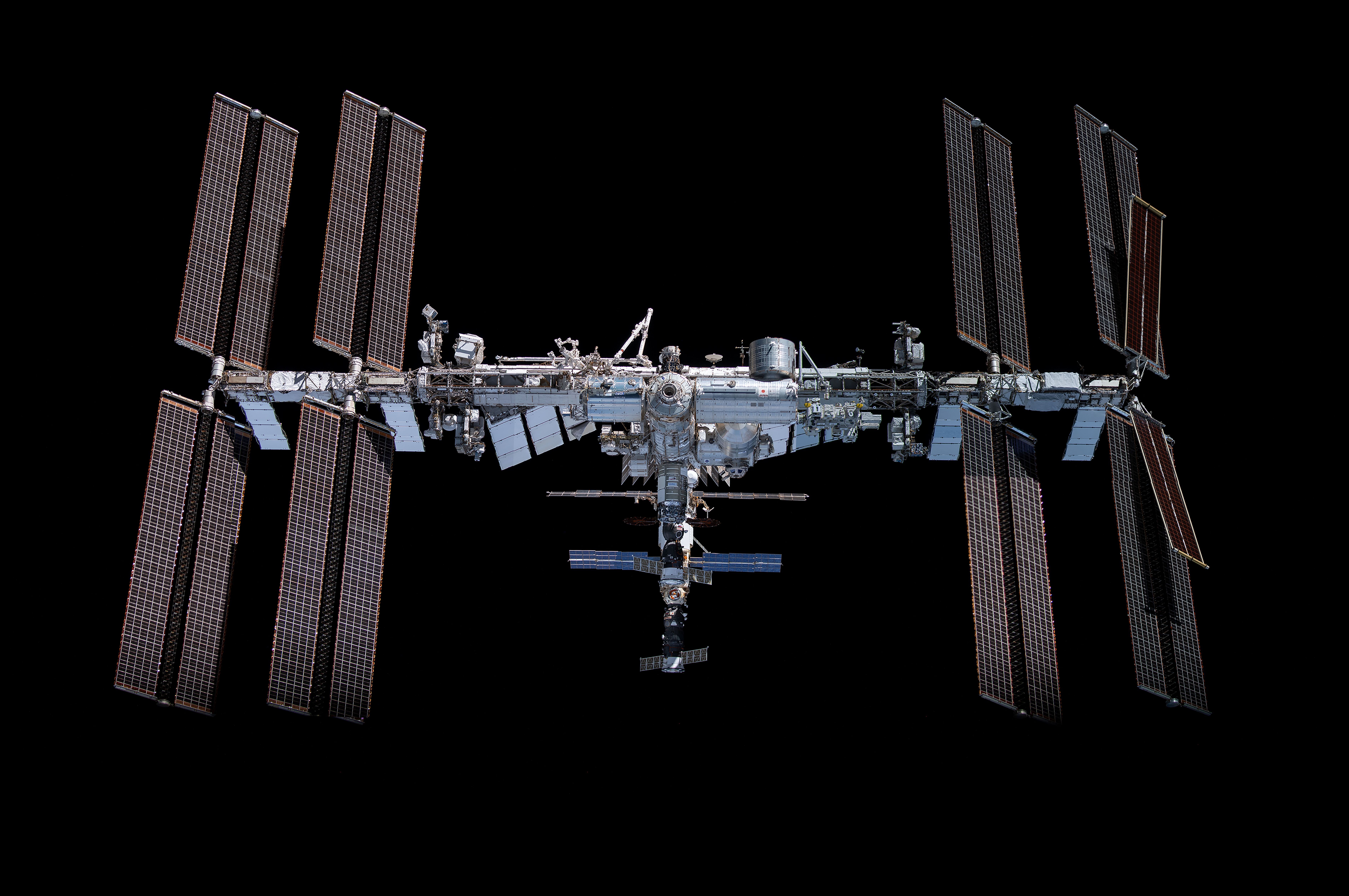 7556x5020 The station pictured from the SpaceX Crew Dragon