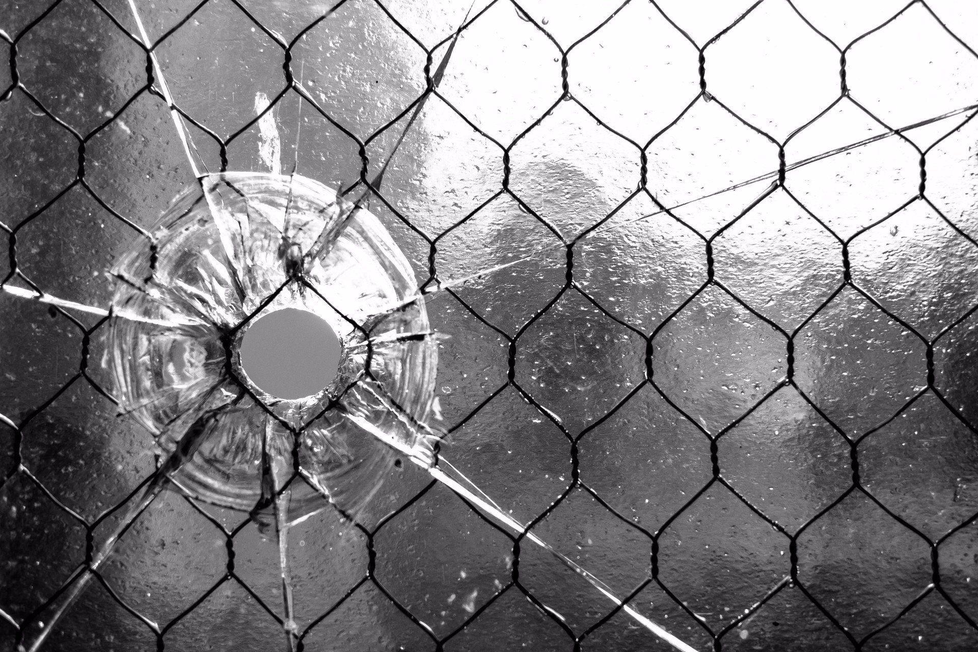 1920x1280 photography cracked macro fence hole glass monochrome wallpaper