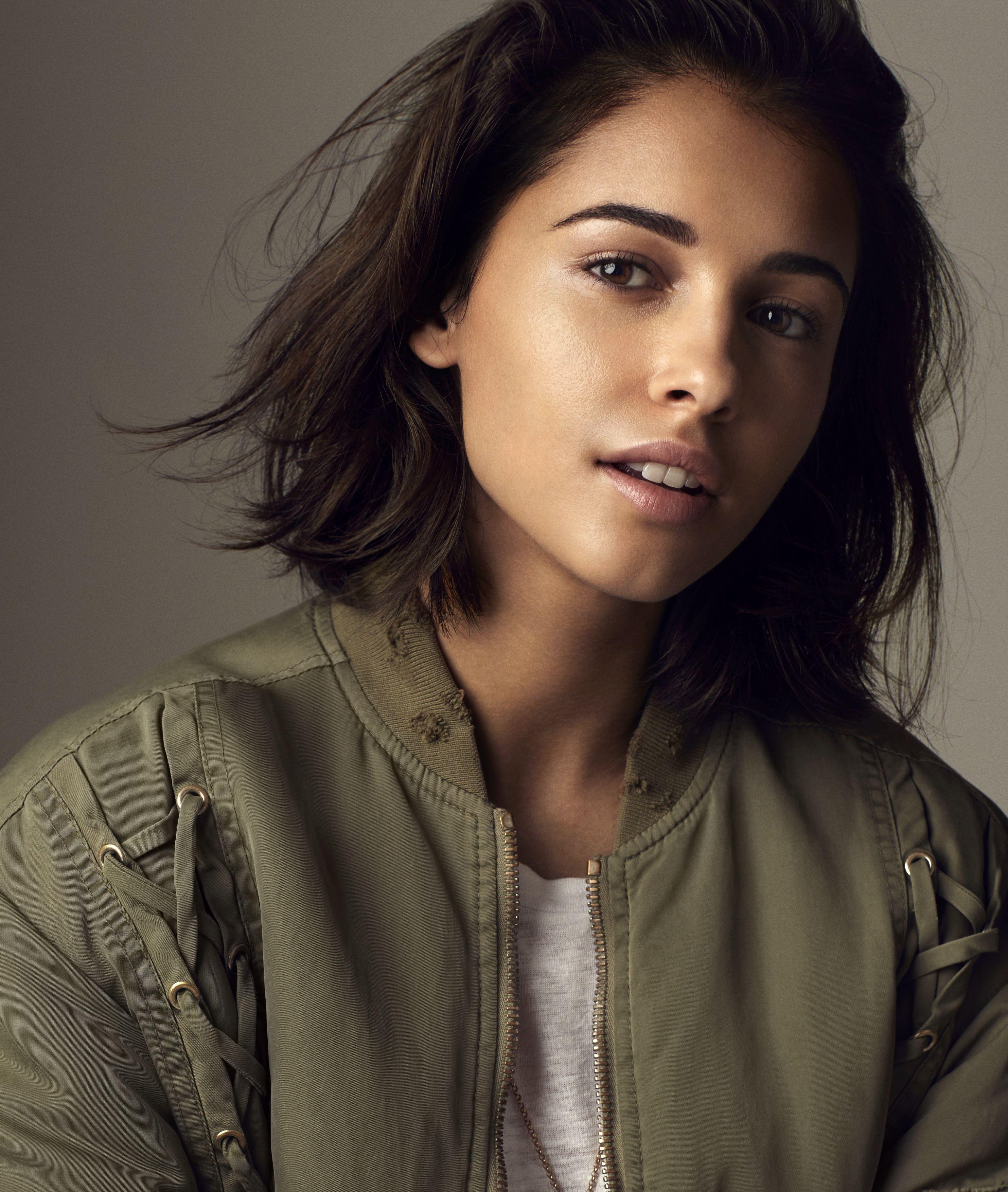 3081x3642 Naomi Scott