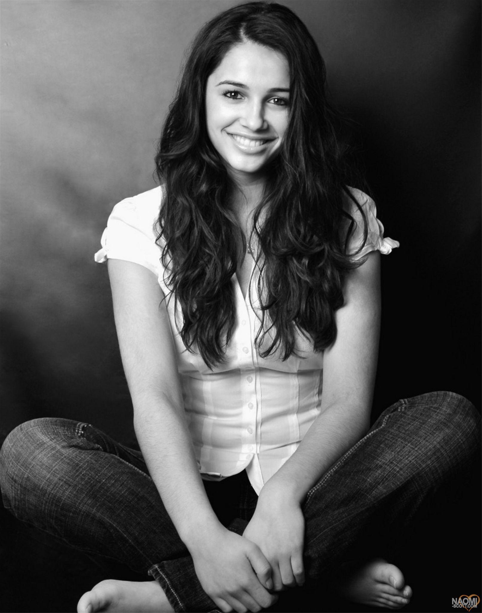 1611x2048 Naomi Scott