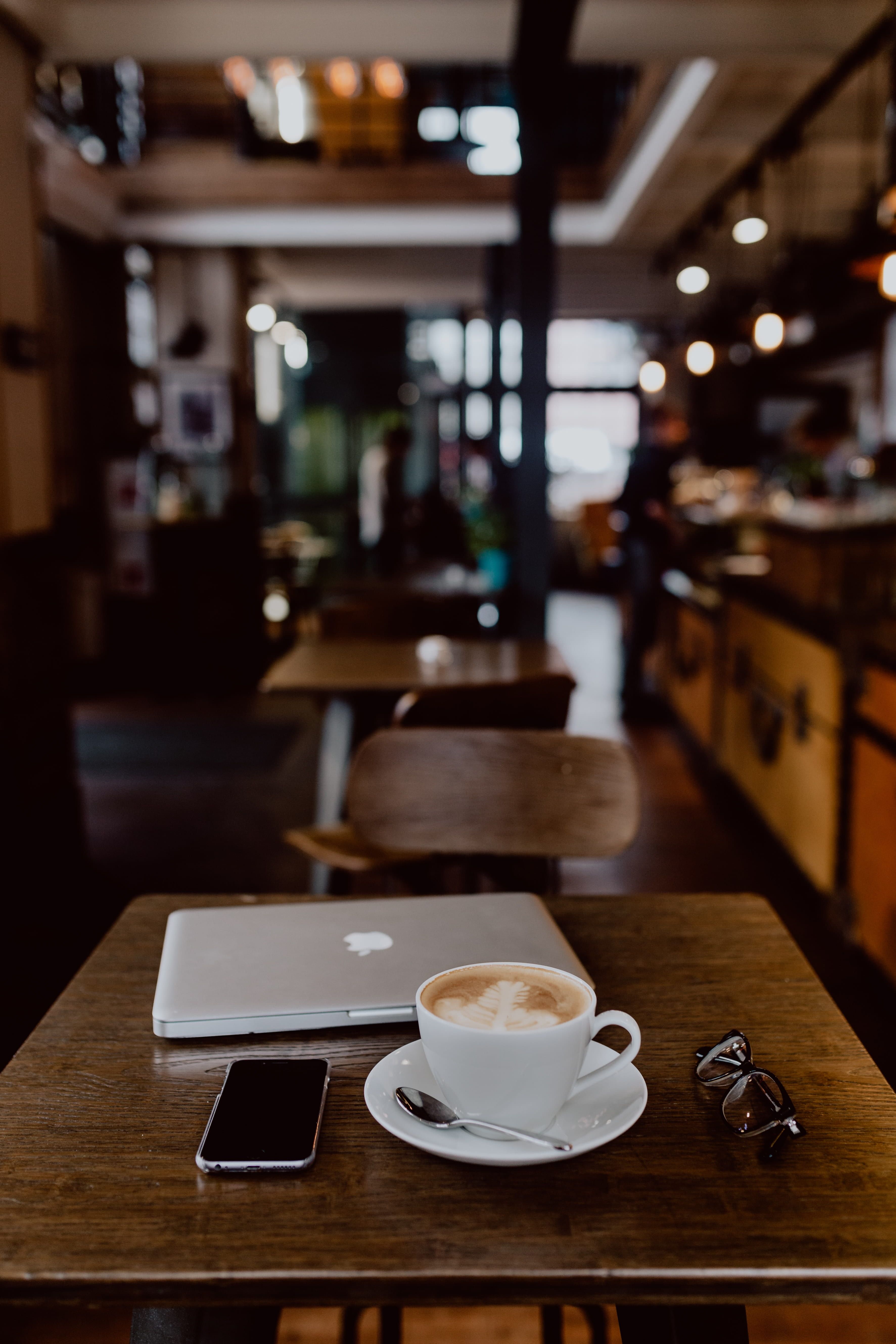 3545x5317 Cup of coffee on table in cafe #interior #tech #technology #coffee #work #working #cafe #cappucino #restaurant #l. Fotografia café, Café e livros, Imagens de caf é