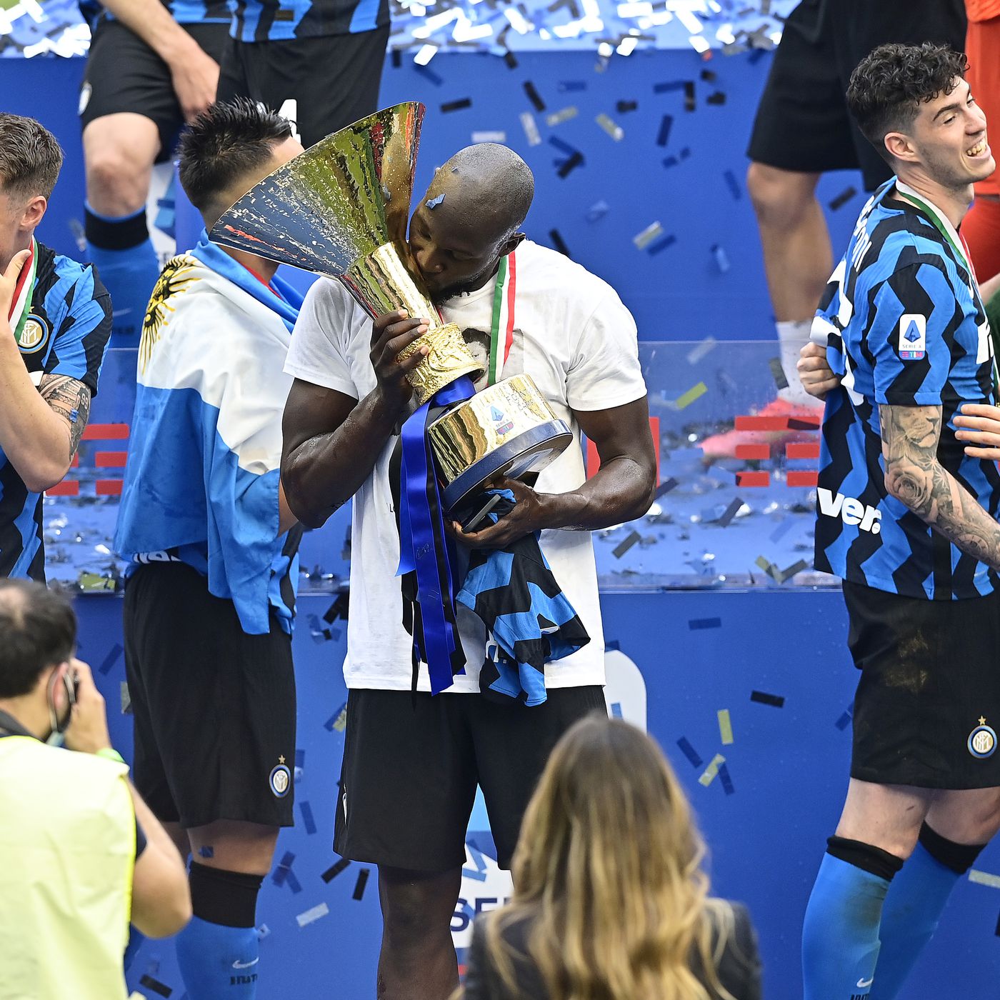 1400x1400 The Best Photo from Inter's Trophy Lift of Madonnina