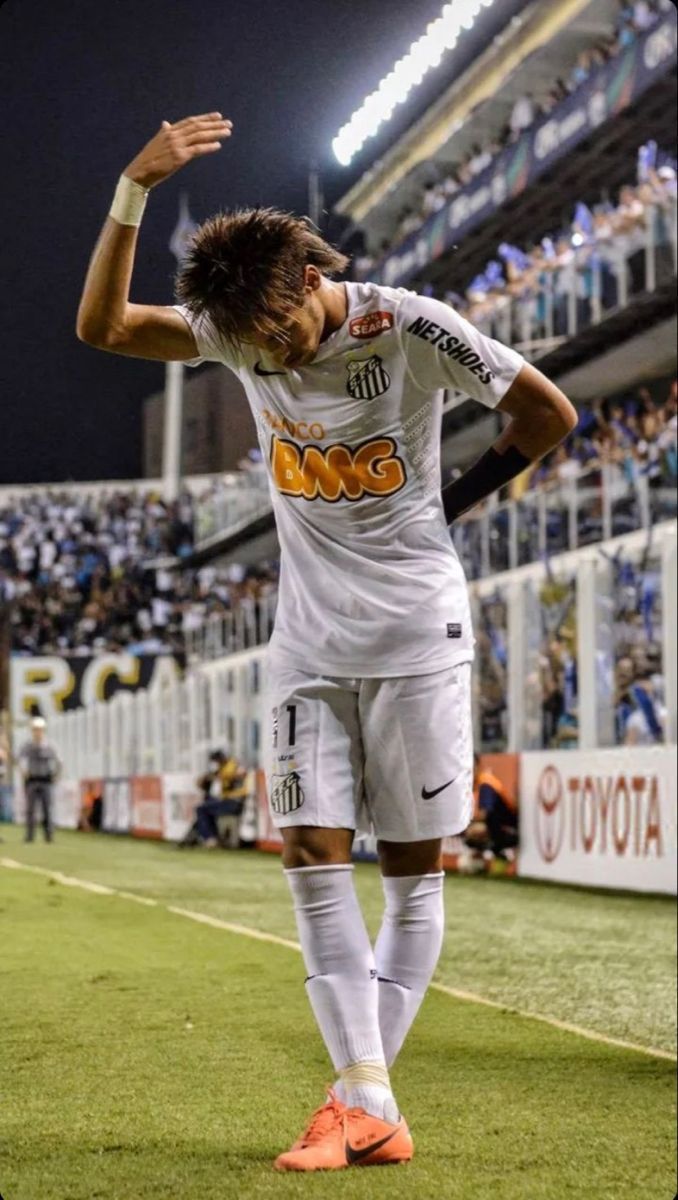 678x1200 Neymar Santos em 2022. Futebol neymar, Imagens de futebol, Pele futebol. Neymar e bruna, Futebol neymar, Pele futebol