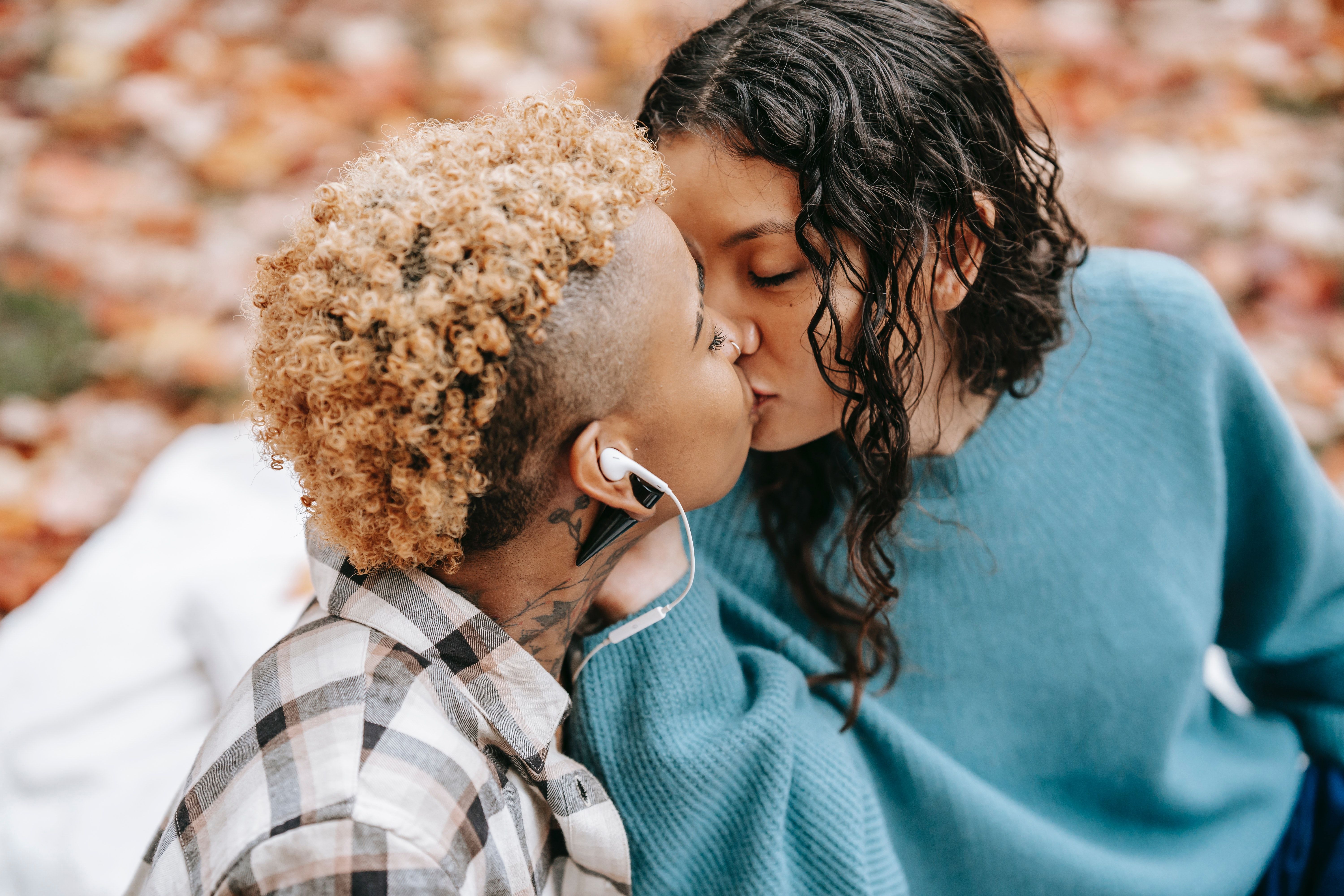 6000x4000 Loving multiethnic lesbians kissing in nature · Free