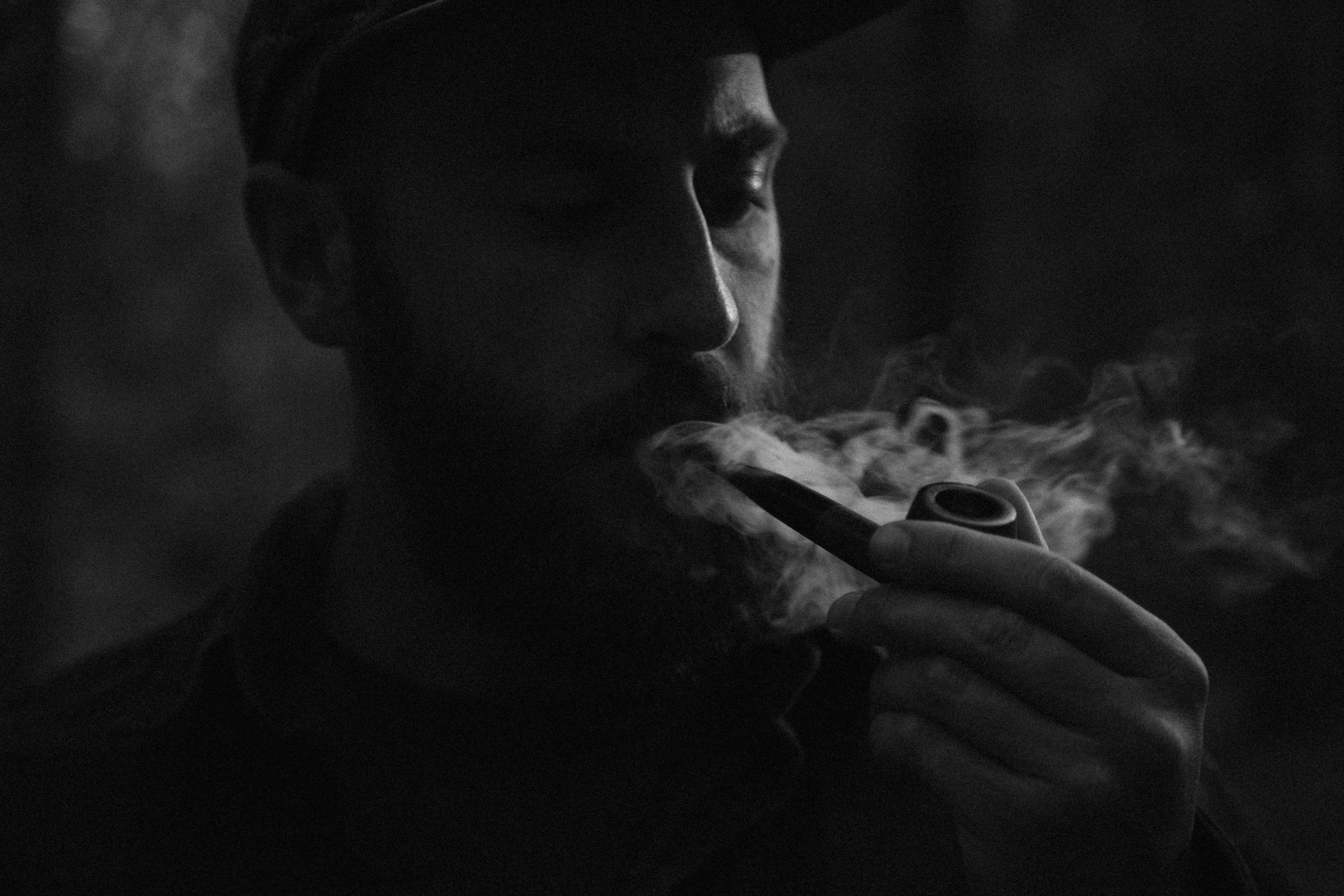 3840x2560 Wallpaper / black and white shot of man in cap smoking pipe in newport state park, newport male pipe smoker 4k wallpaper free download