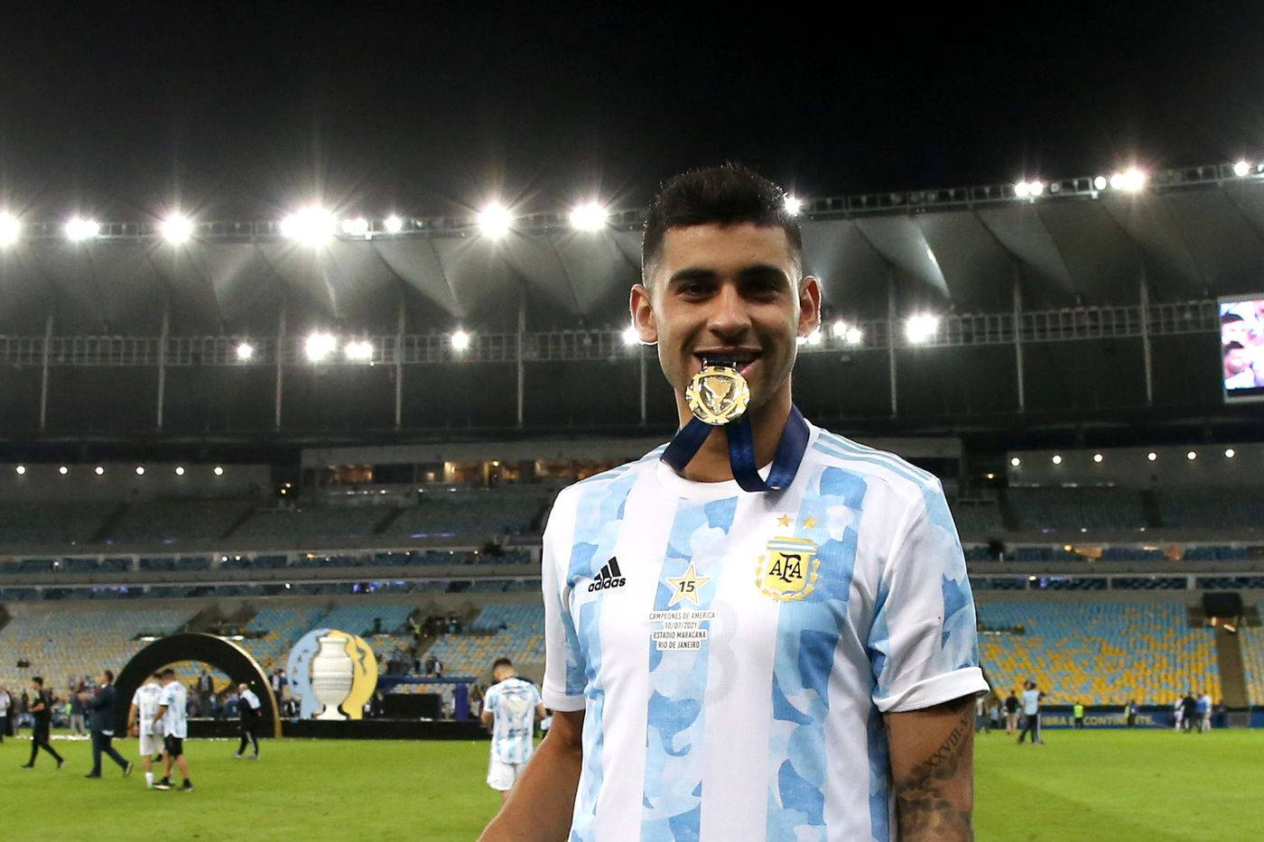1400x933 Download Cristian Romero Biting A Medal Wallpaper