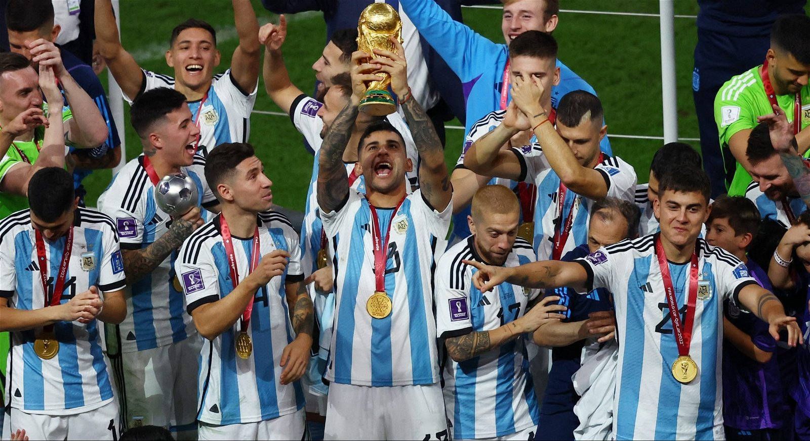 1600x873 Download Cristian Romero With His Football Teammates Wallpaper