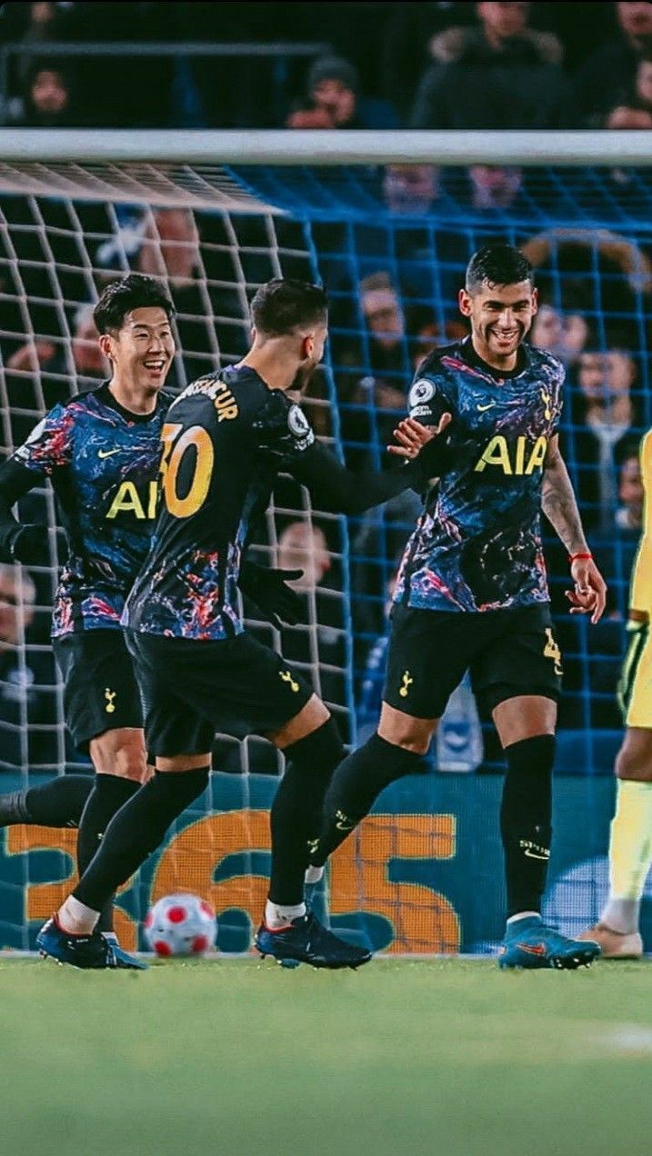 717x1272 Cuti Romero en el Tottenham. Jugadores de fútbol, Campeones del mundo, Fútbol