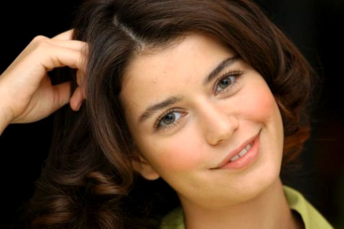 1200x799 Beren Saat Photo
