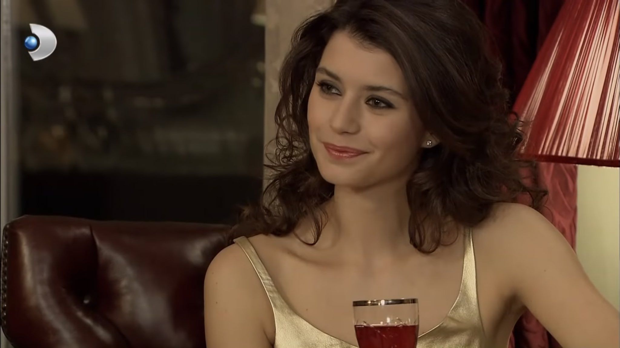 2048x1152 TAMAM I GUESS being this gorgeous. Beren Saat needs to return to dizis with a wine glass and show people who is Queen. #AşkıMemnu