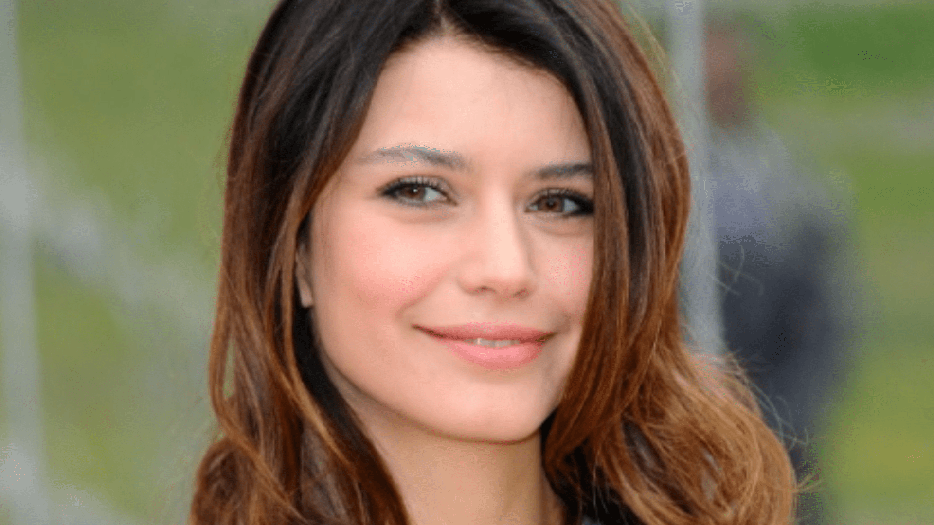 1920x1080 Beren Saat announces the release of 1st album