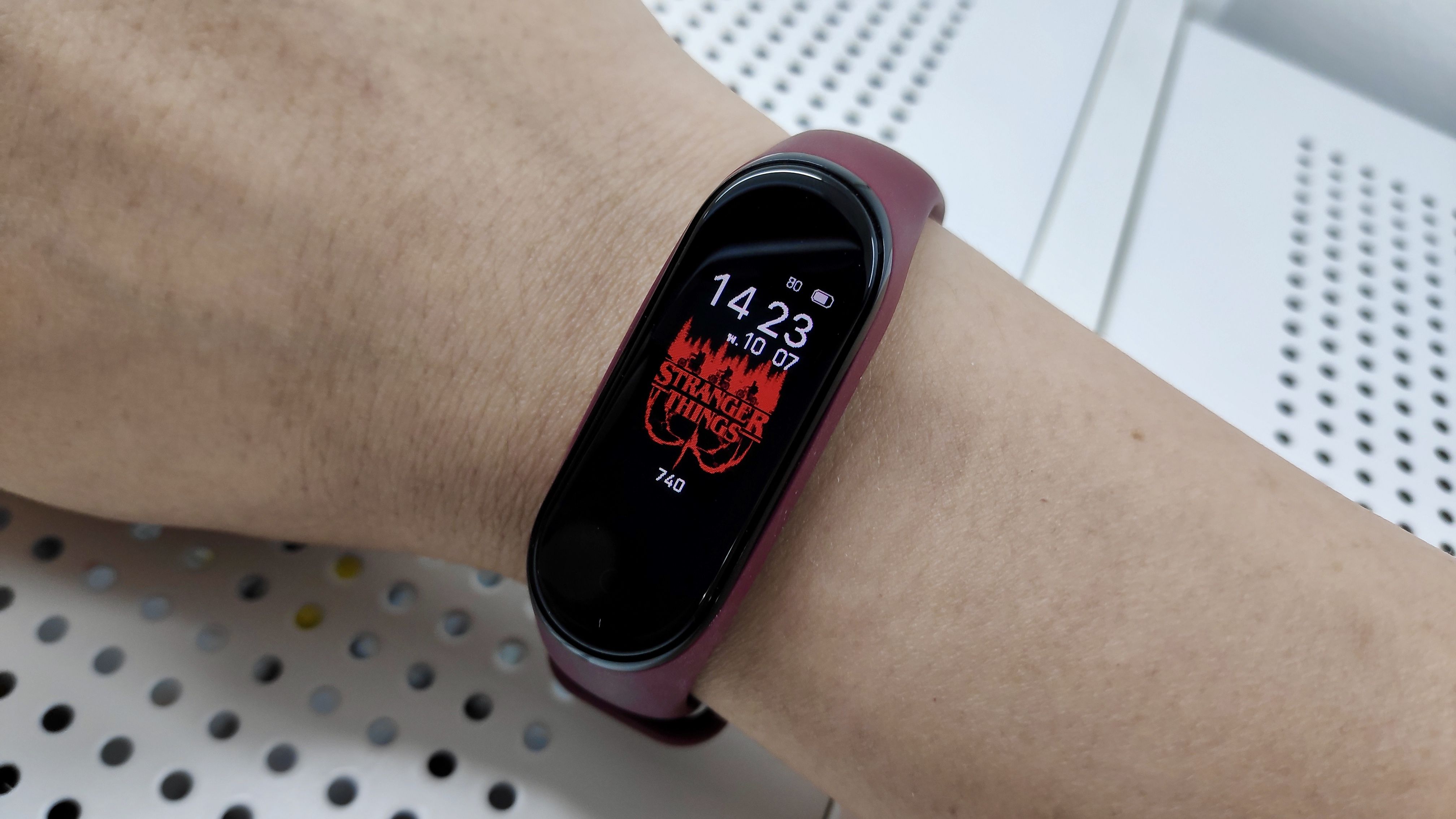 4032x2268 How to install a Stranger Things custom watch face on your Mi Band 4