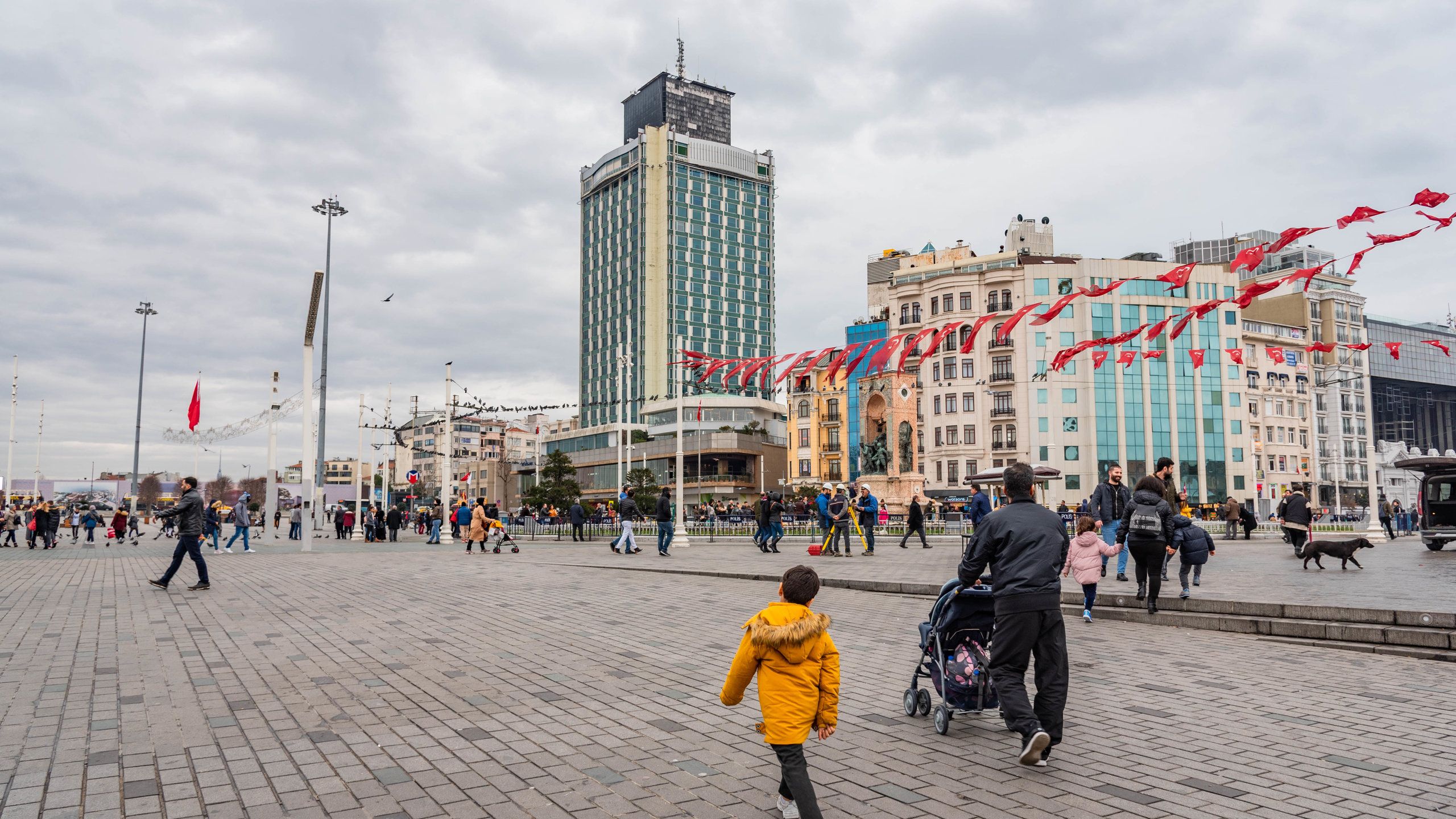 2560x1440 Taksim Square in Istanbul City Center and Activities